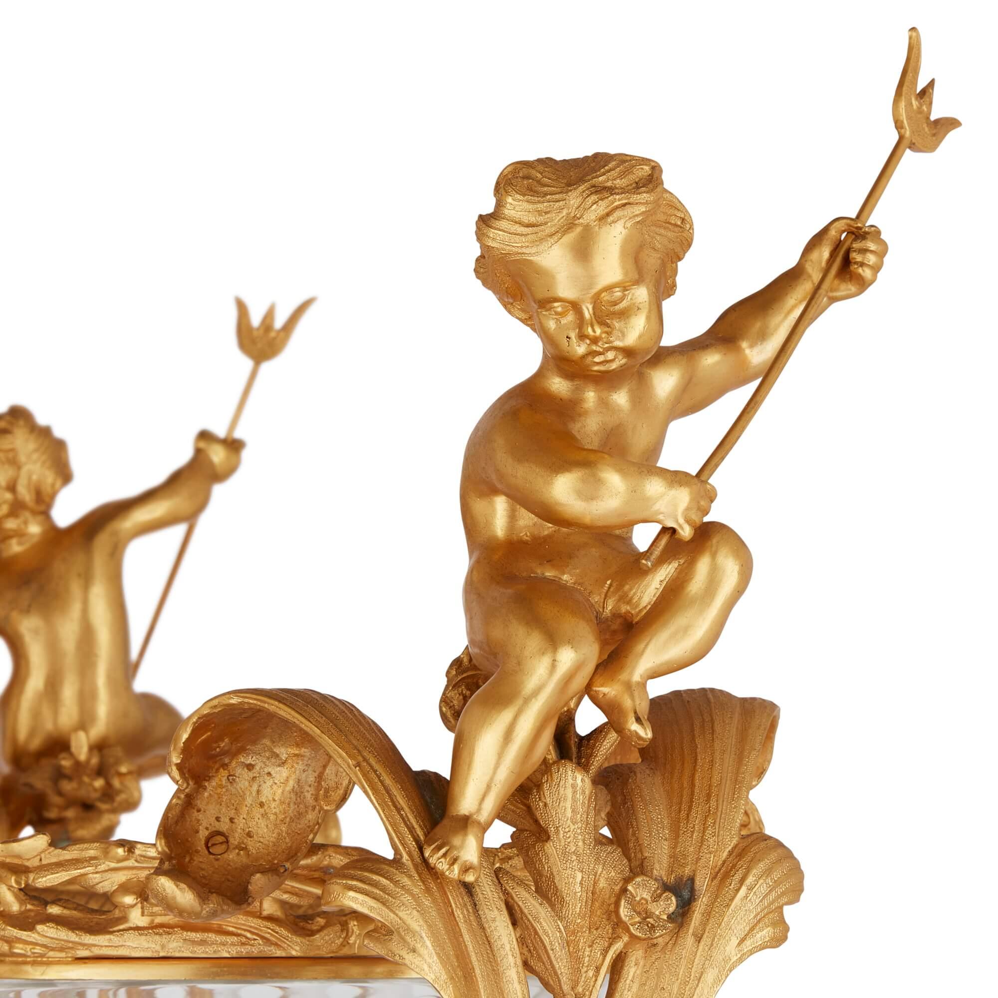 Grande paire de vases en verre taillé de style rococo français montés en bronze doré  Bon état - En vente à London, GB