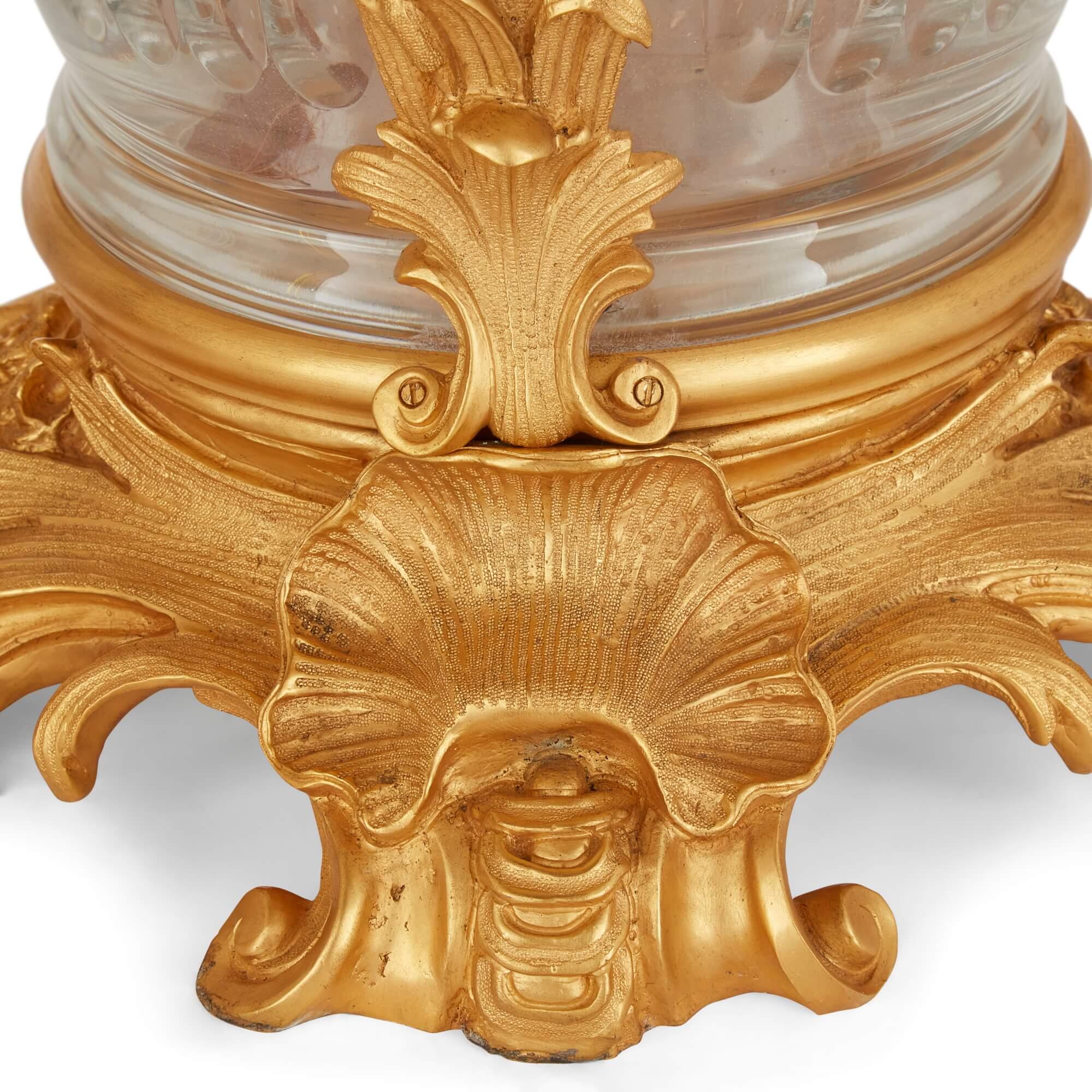 Verre taillé Grande paire de vases en verre taillé de style rococo français montés en bronze doré  en vente