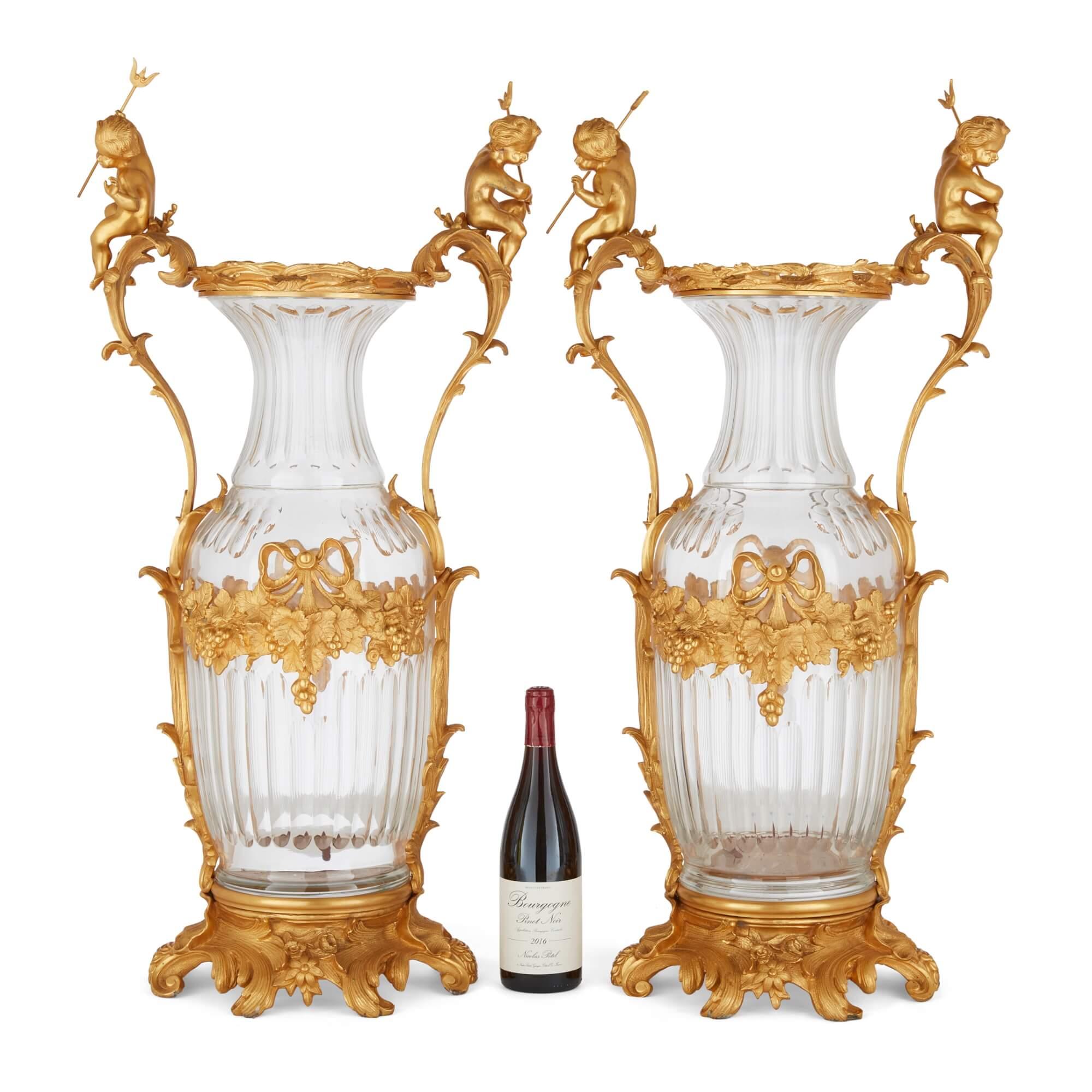 Grande paire de vases en verre taillé de style rococo français montés en bronze doré  en vente 1