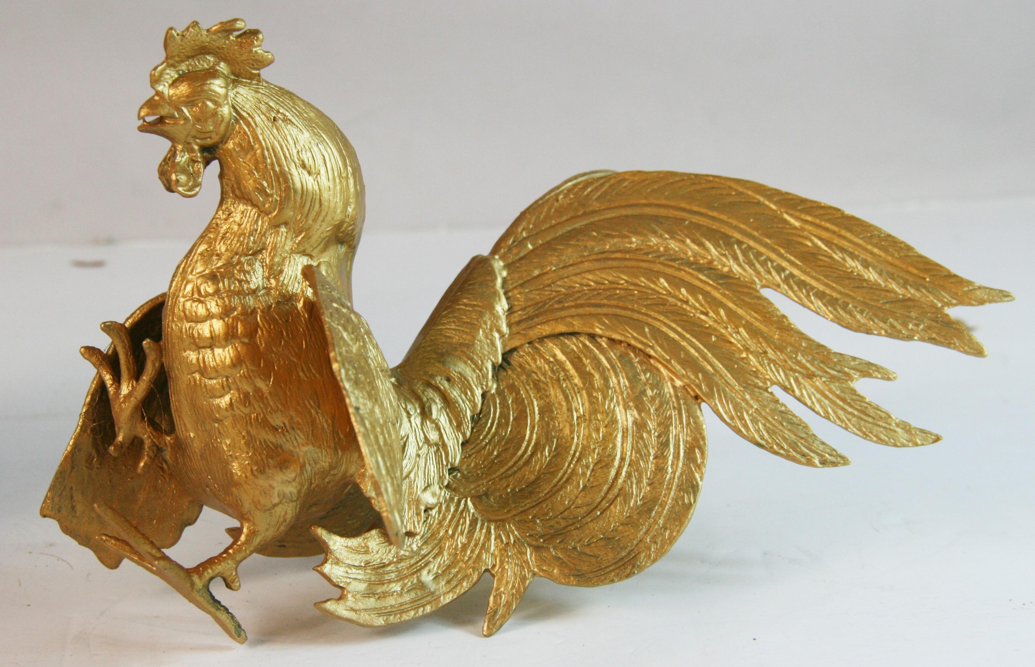 Fatto a mano Coppia di oggetti antichi  Galli da combattimento o galli in bronzo massiccio/Finali di libri.Sculture in vendita