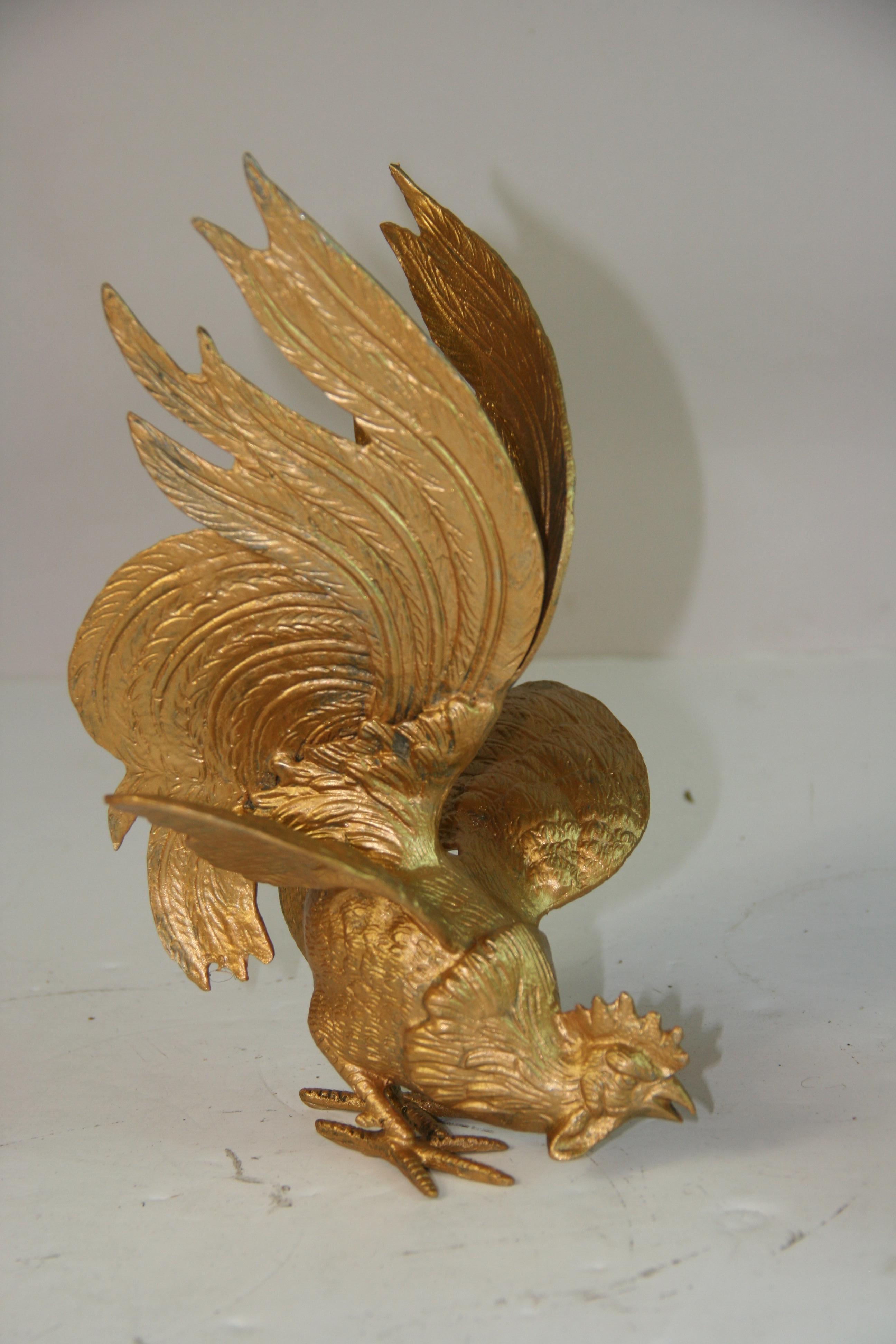 Coppia di oggetti antichi  Galli da combattimento o galli in bronzo massiccio/Finali di libri.Sculture In condizioni buone in vendita a Douglas Manor, NY