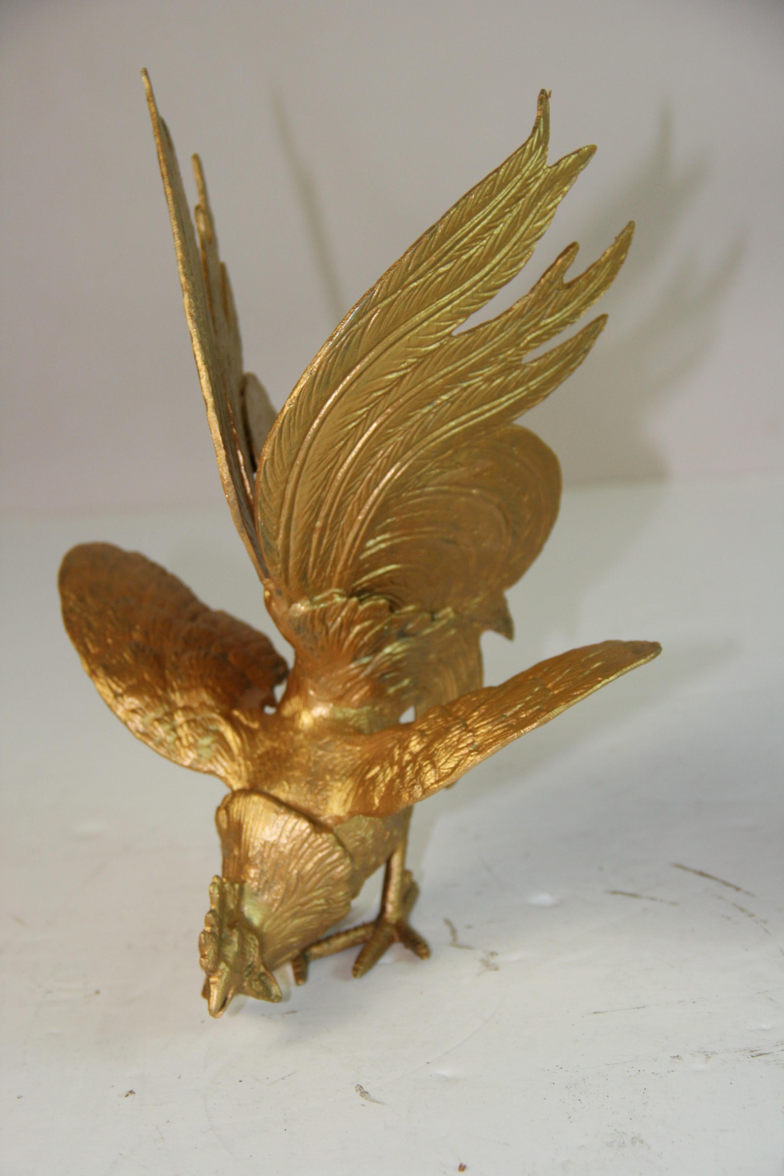 Metà XX secolo Coppia di oggetti antichi  Galli da combattimento o galli in bronzo massiccio/Finali di libri.Sculture in vendita