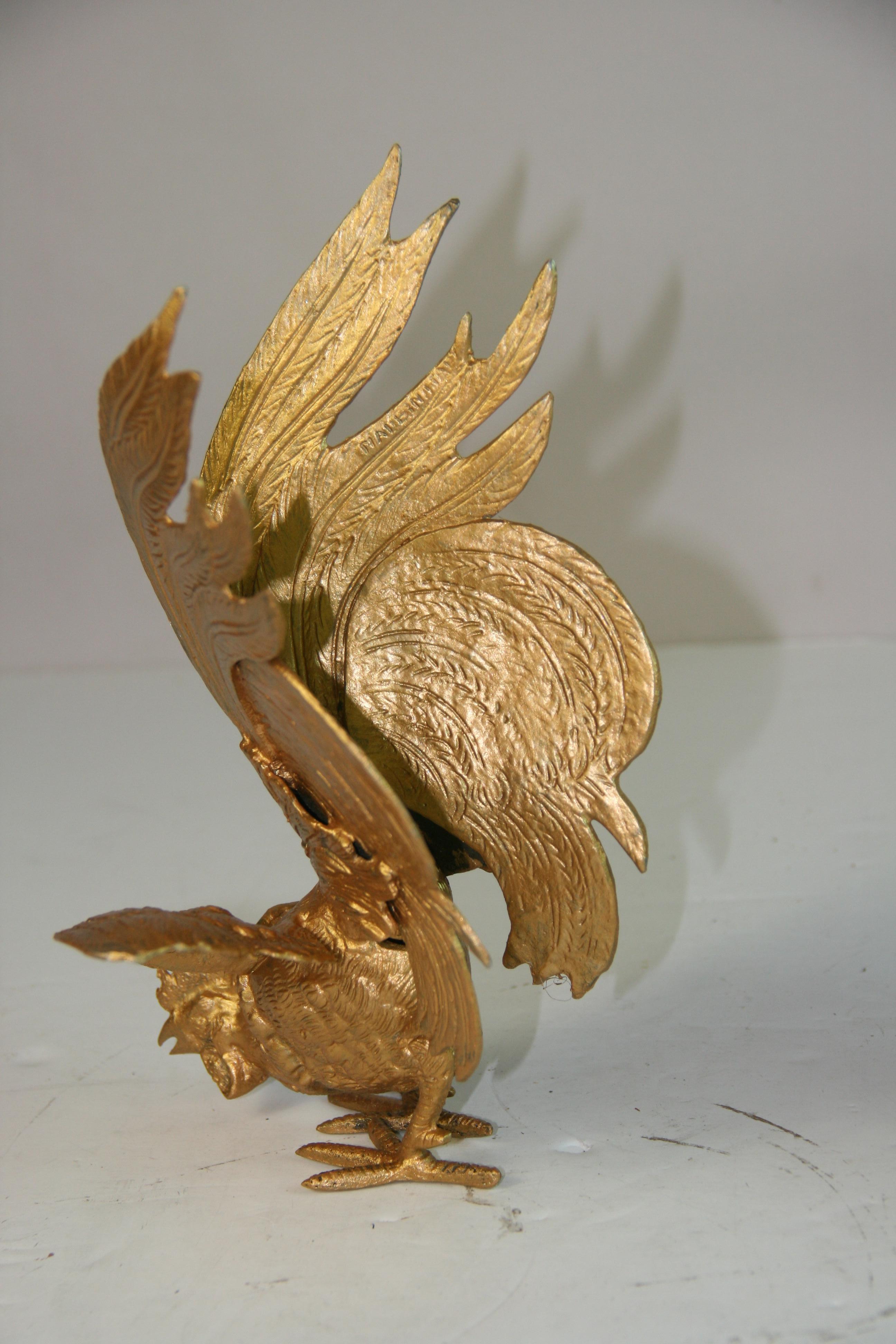 Bronzo Coppia di oggetti antichi  Galli da combattimento o galli in bronzo massiccio/Finali di libri.Sculture in vendita