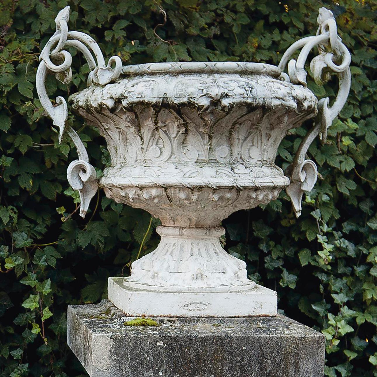 Large Pair of French White Painted Cast Iron Twin Handled Urns or Garden Vases In Good Condition In Baambrugge, NL