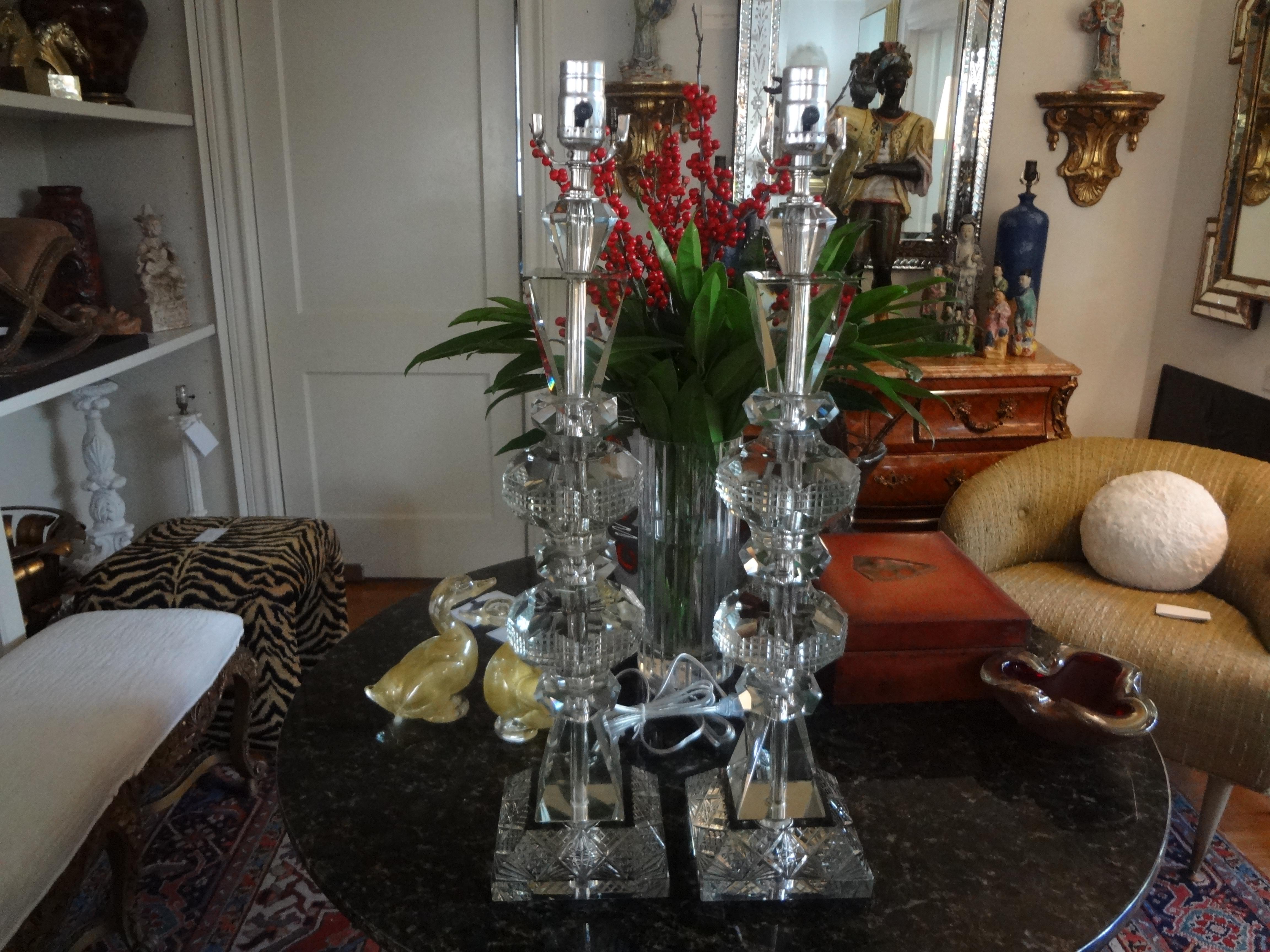 Grande paire de lampes en cristal taillé géométrique.
Superbe paire de lampes en cristal taillé de style Art déco du milieu du siècle dernier. Cette superbe paire de lampes en cristal est composée de formes géométriques intéressantes et est