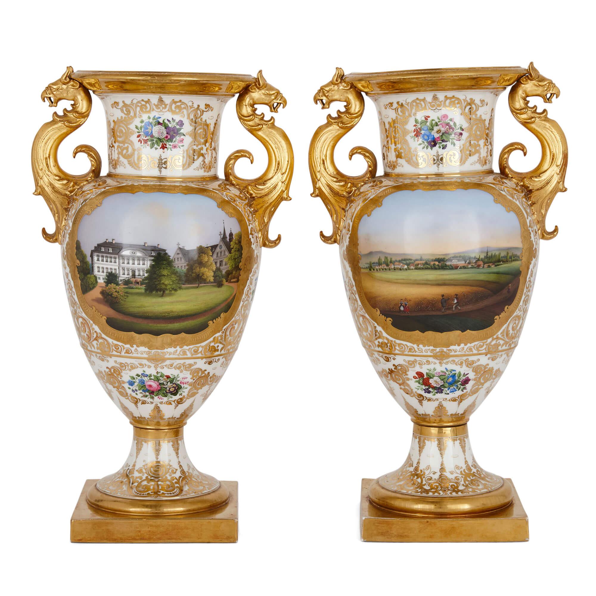 Grande coppia di vasi tedeschi in porcellana di KPM Porcelain 
Tedesco, 1850 ca.
Altezza 42cm, larghezza 25cm, profondità 19cm

Realizzata da uno dei produttori di porcellana più rinomati d'Europa, questa grande coppia di vasi mostra alcuni dei