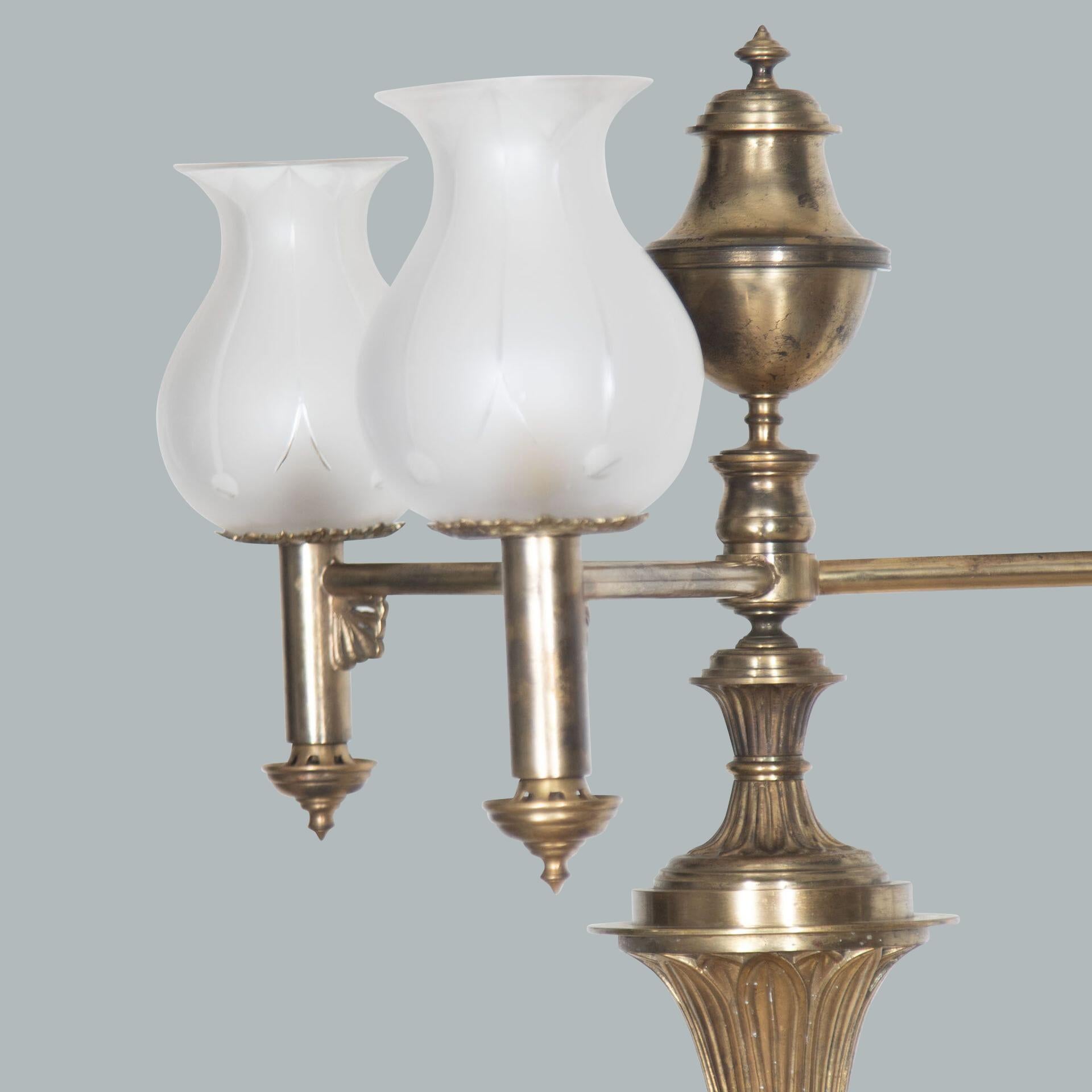 Néoclassique Grande paire de candélabres sur pied en bronze doré en vente
