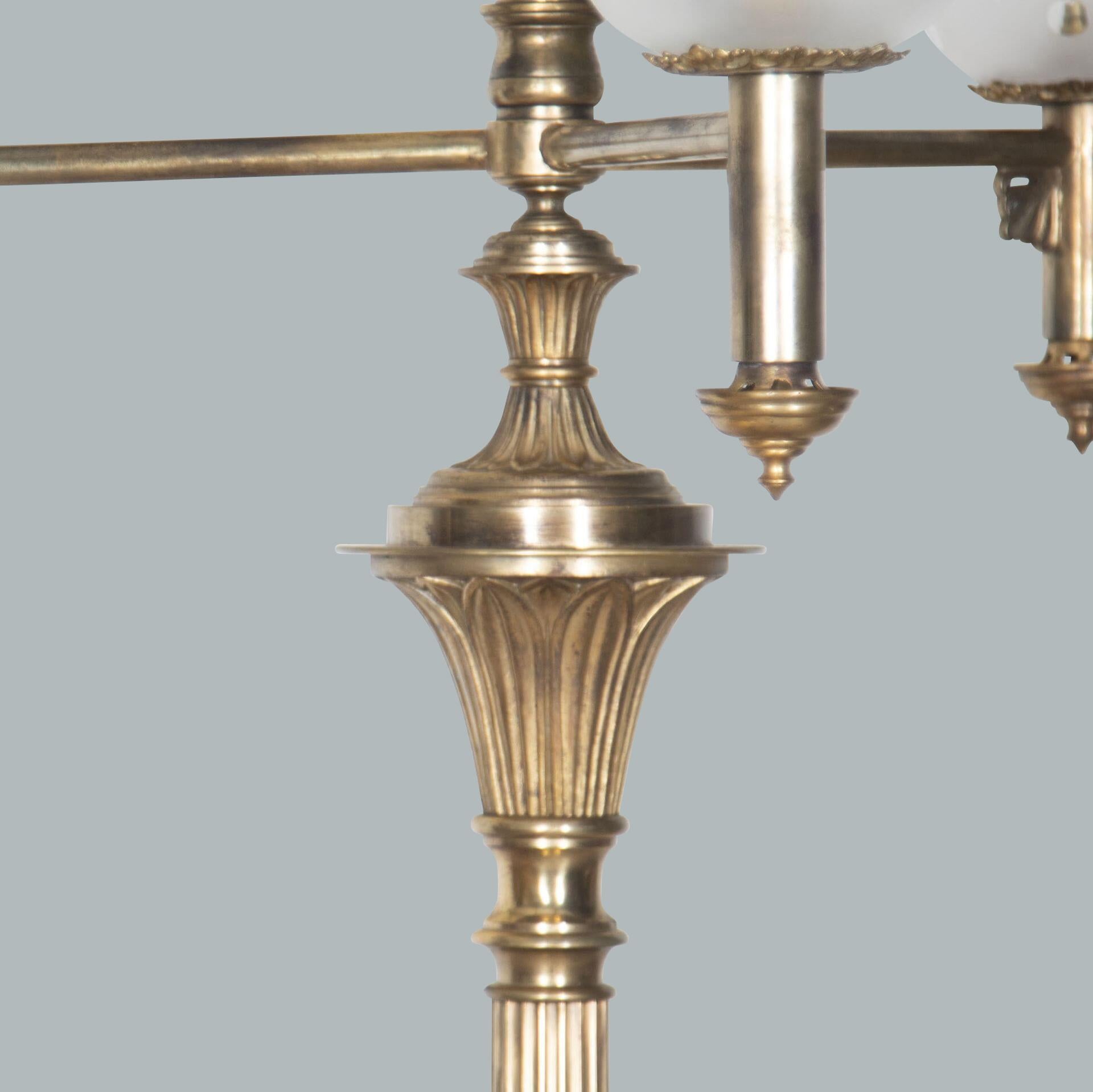 Anglais Grande paire de candélabres sur pied en bronze doré en vente