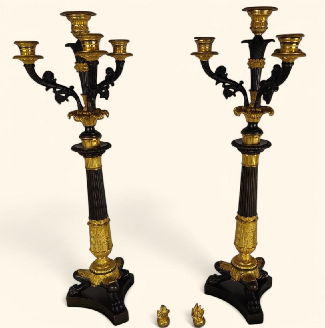 Grande coppia di candelabri in bronzo dorato - Periodo della Restaurazione francese (1815-1830) in vendita 4