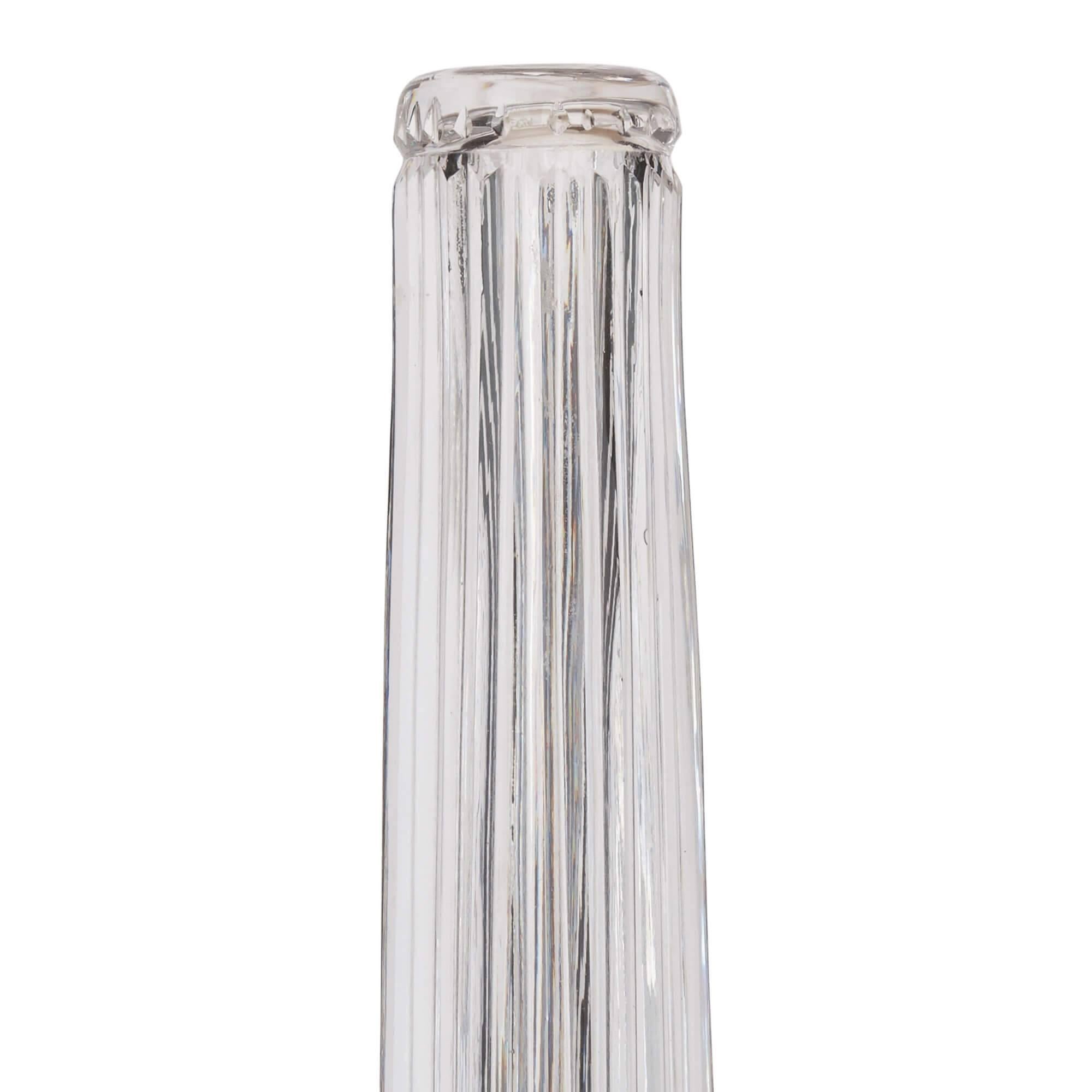 Estas exquisitas bases de lámpara están fabricadas en metal dorado y cristal, y presentan un diseño sorprendentemente limpio, fresco y esbelto, adecuado tanto para el interior tradicional como para el moderno. Las bases quedarían resplandecientes