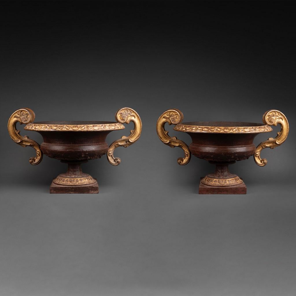 Large pair of gold leaf gilding and painted urns - End of XVIII/ XIX C. For Sale 2