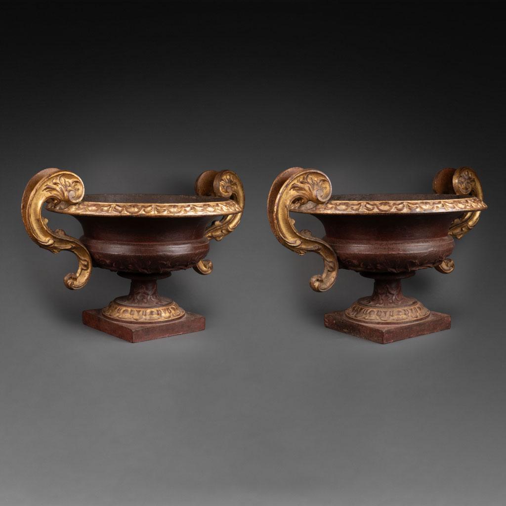 Large pair of gold leaf gilding and painted urns - End of XVIII/ XIX C. For Sale 4