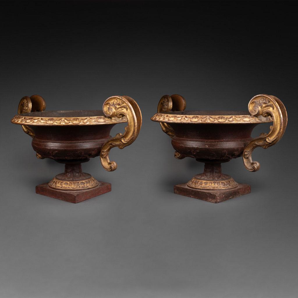 Large pair of gold leaf gilding and painted urns - End of XVIII/ XIX C. For Sale 5