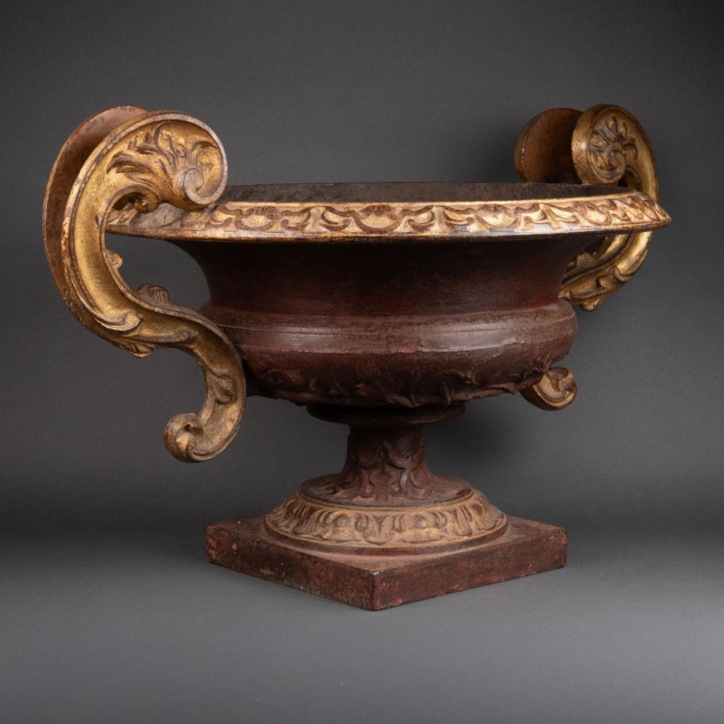 Other Large pair of gold leaf gilding and painted urns - End of XVIII/ XIX C. For Sale