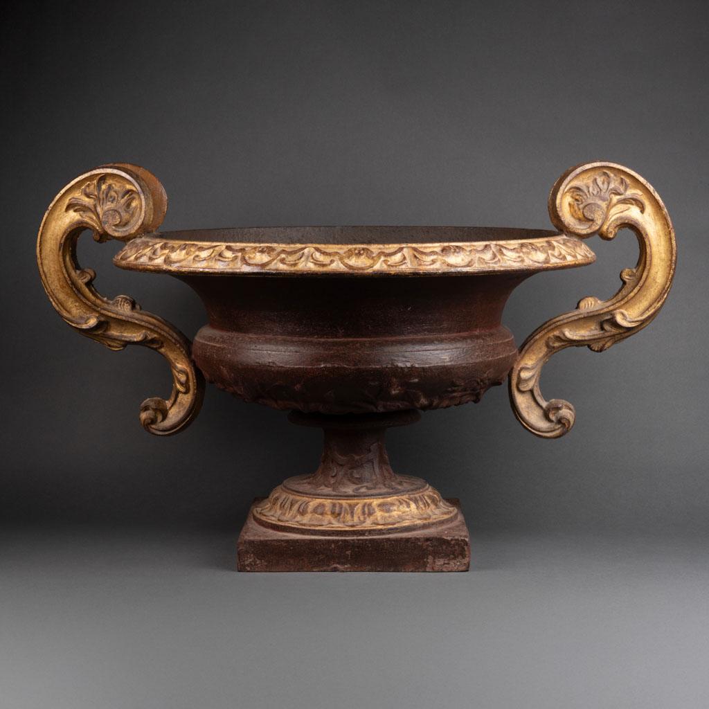 Gilt Large pair of gold leaf gilding and painted urns - End of XVIII/ XIX C. For Sale