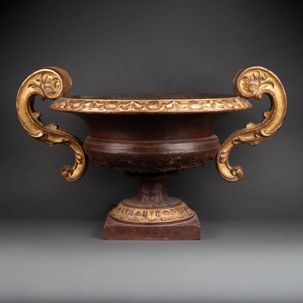 Large pair of gold leaf gilding and painted urns - End of XVIII/ XIX C. In Good Condition For Sale In SAINT-OUEN-SUR-SEINE, FR