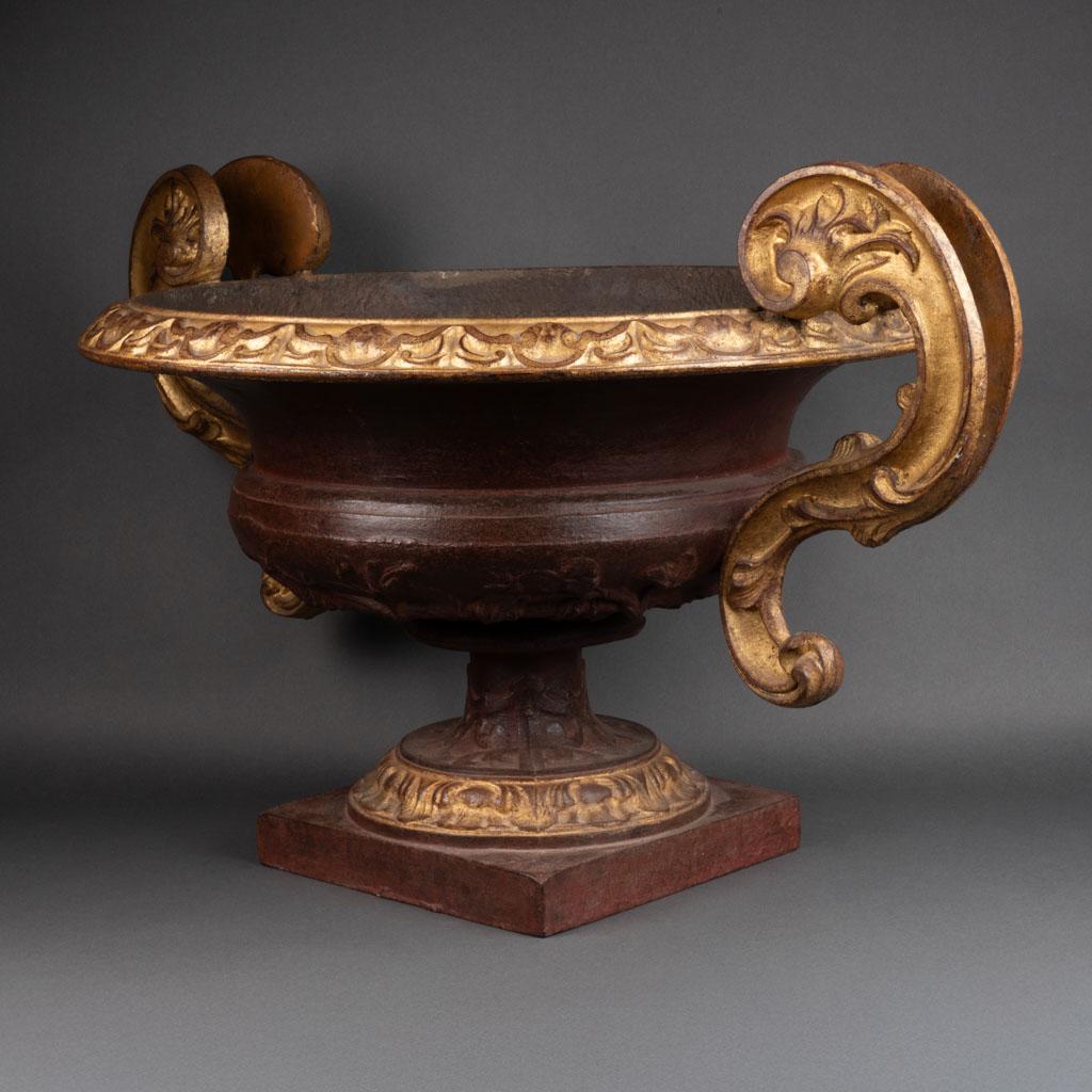 Iron Large pair of gold leaf gilding and painted urns - End of XVIII/ XIX C. For Sale