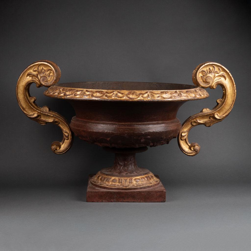 Large pair of gold leaf gilding and painted urns - End of XVIII/ XIX C. For Sale 1