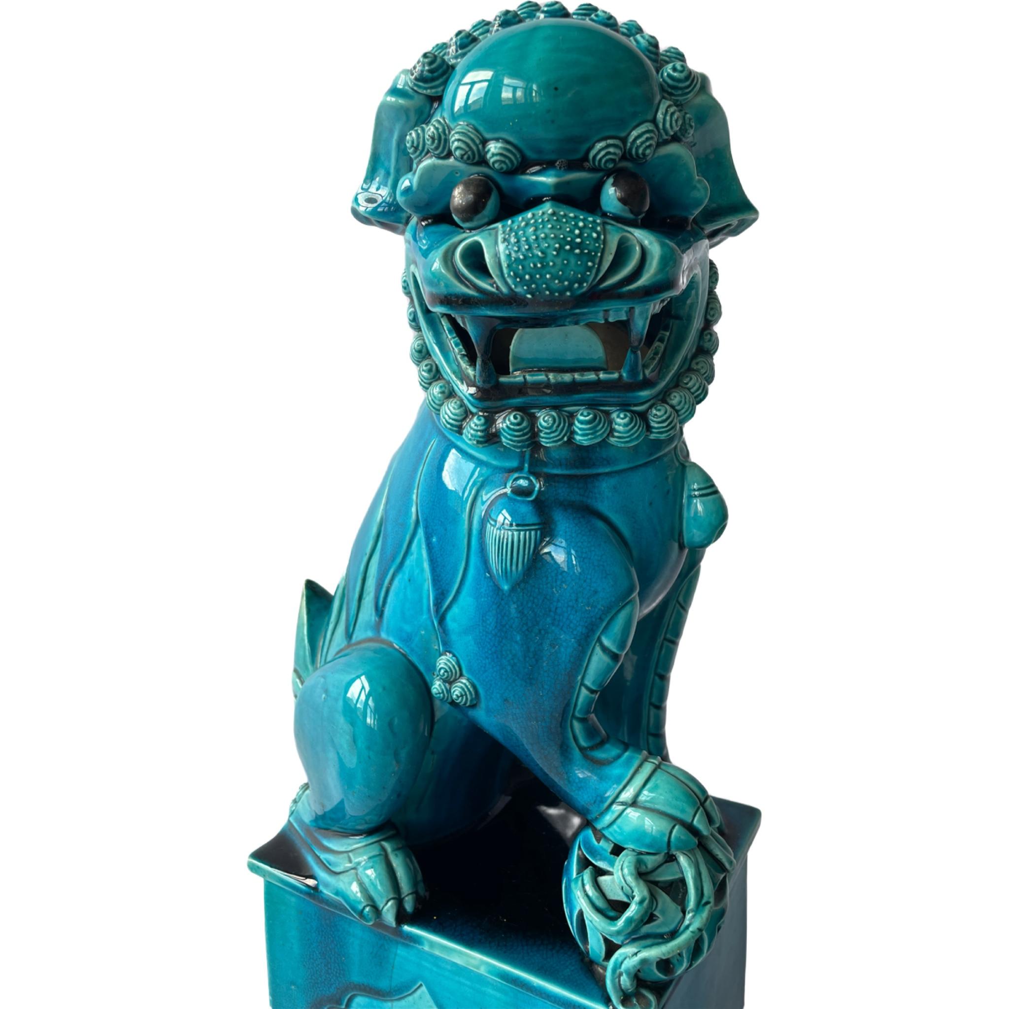 Large Pair of Graduated Turquoise Porcelain Foo Dogs. Chinese Circa 1880 In Good Condition For Sale In Ixelles, BE