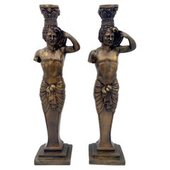 Pareja grande de estilo Gran Turismo  Candeleros de bronce con columna de cariátide masculina