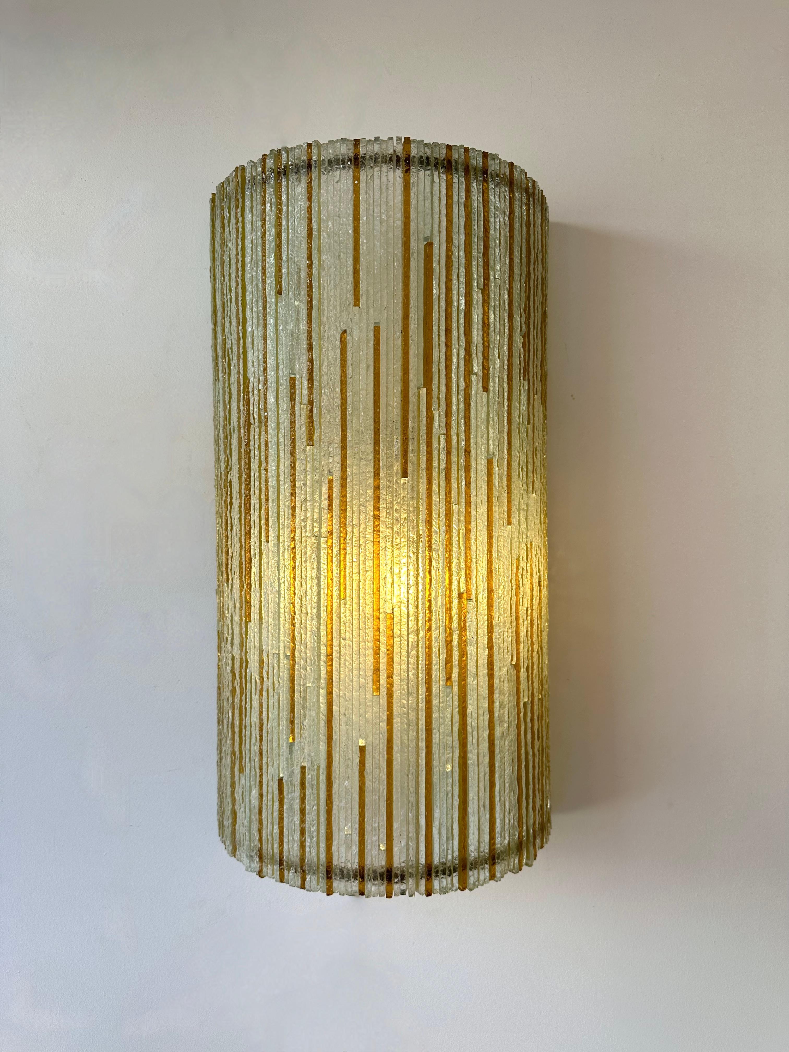 Fine XX secolo Coppia di grandi lampade da ghiaccio in vetro ambrato martellato di Poliarte, Italia, anni '70 in vendita