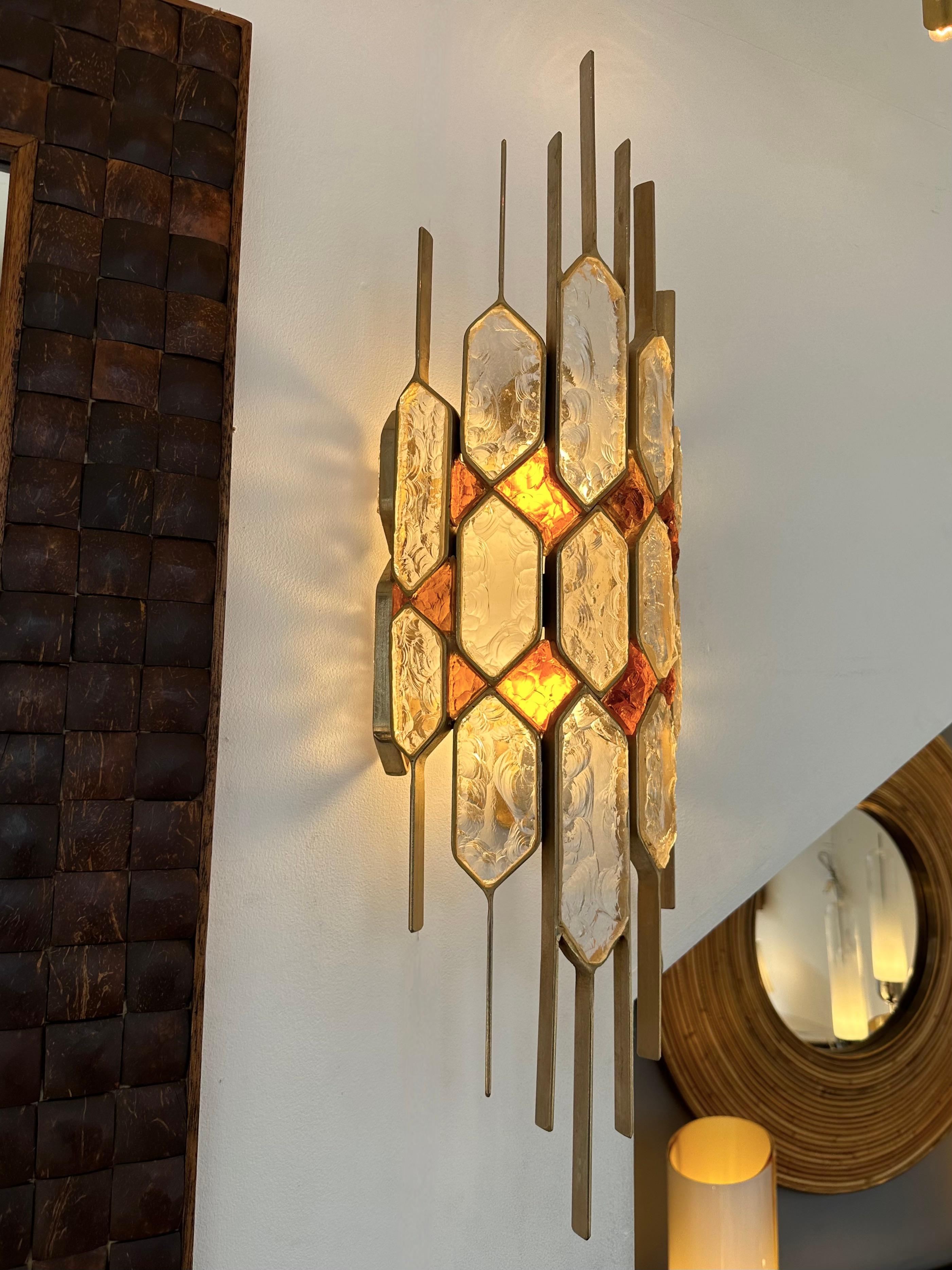 Large Pair of Hammered Glass Gilt Wrought Iron Sconces by Longobard, Italy 1970s In Good Condition For Sale In SAINT-OUEN, FR