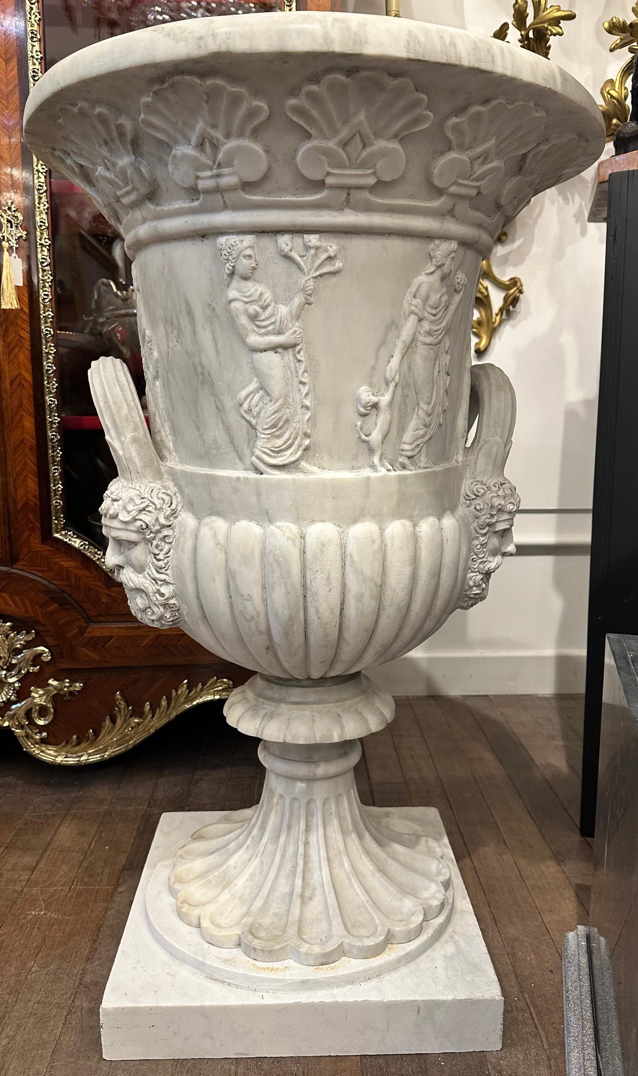 Romain classique Grande paire d'urnes en marbre de style Médicis sculptées à la main en vente