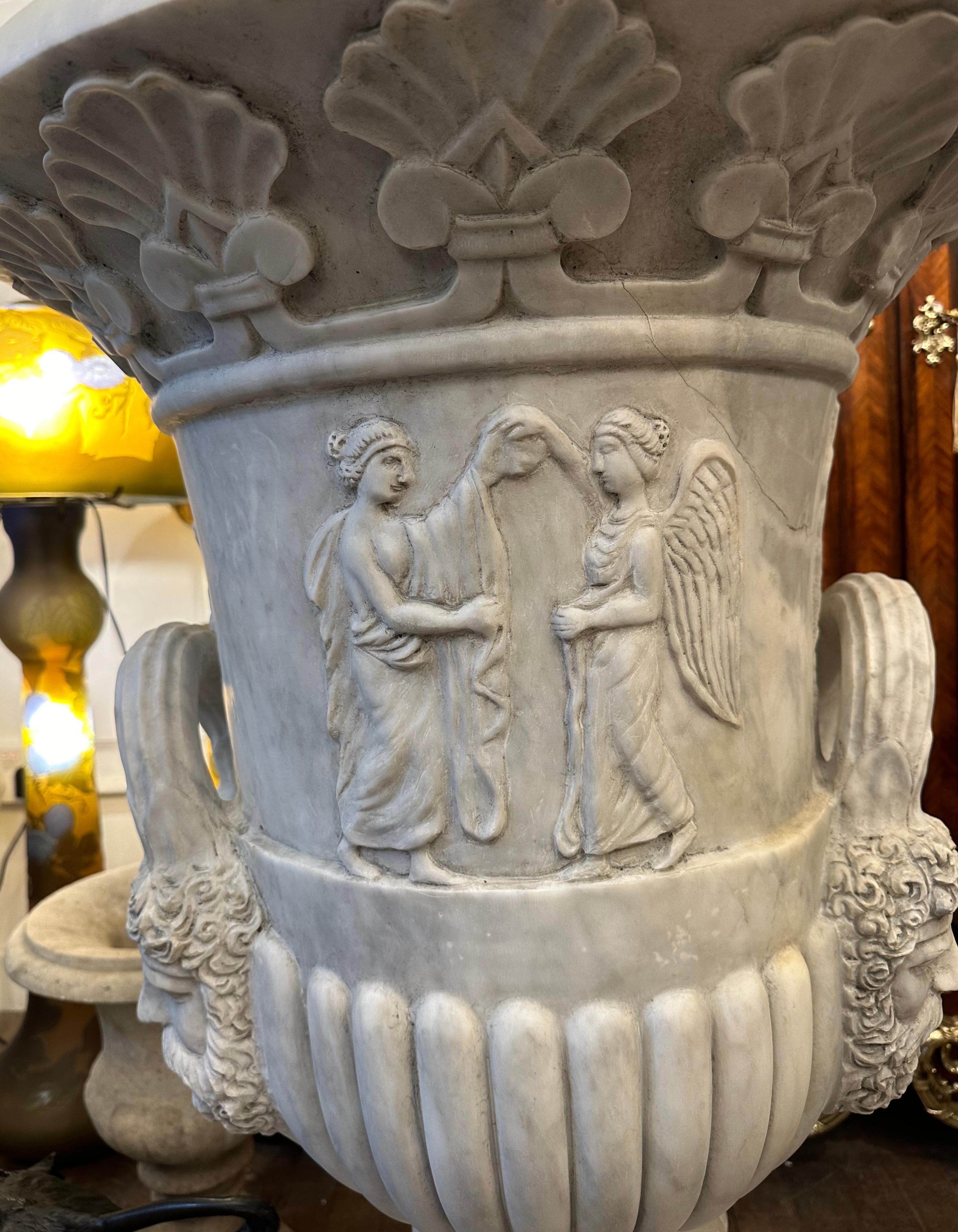 Grande paire d'urnes en marbre de style Médicis sculptées à la main en vente 1