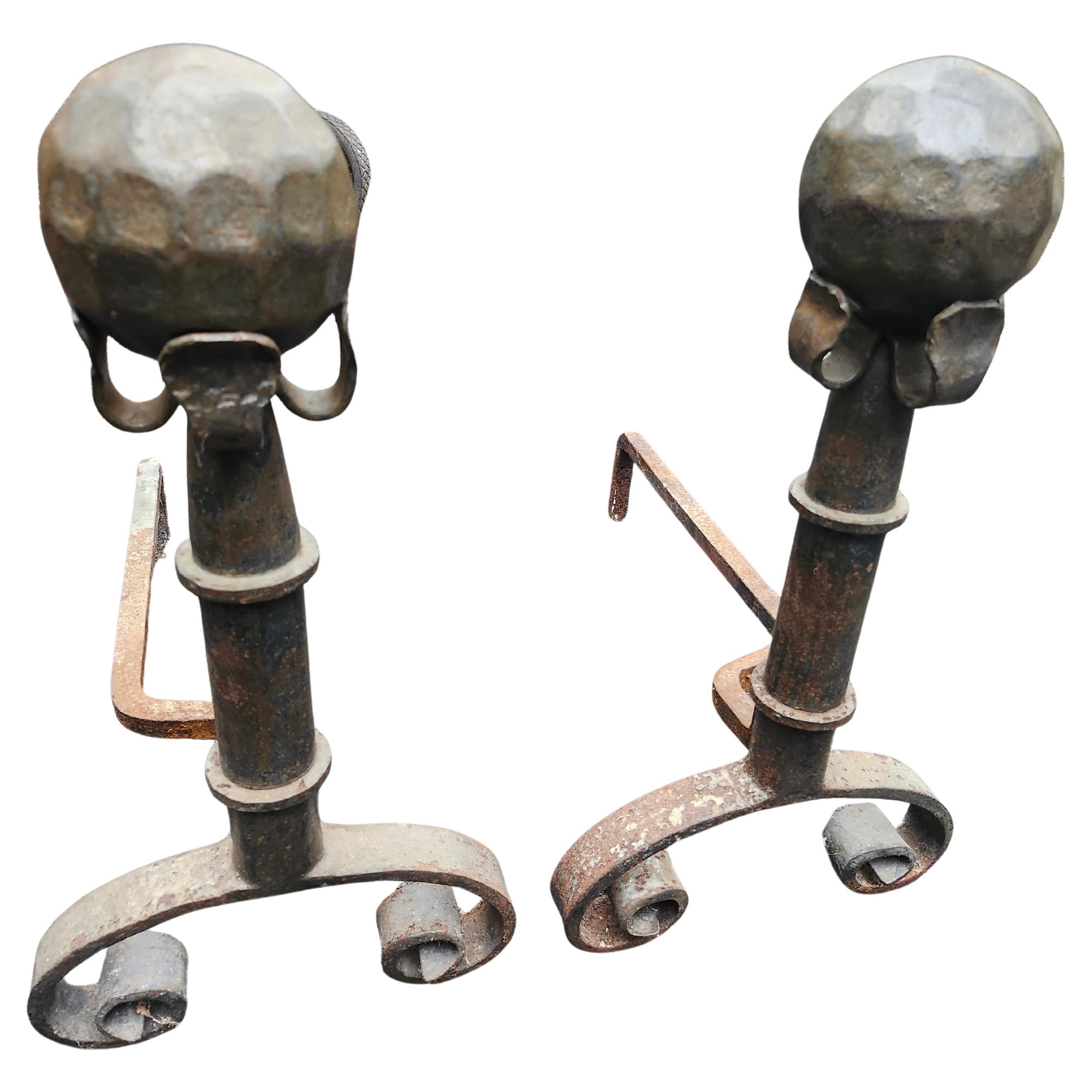 Grande paire de chenets Arts & Crafts forgés à la main Bon état - En vente à Port Jervis, NY