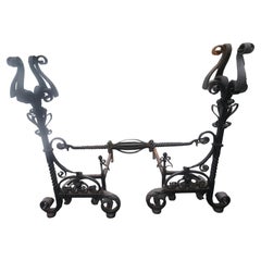 Grande coppia di androni in ferro battuto e forgiato a mano in stile gotico-rinascimentale.