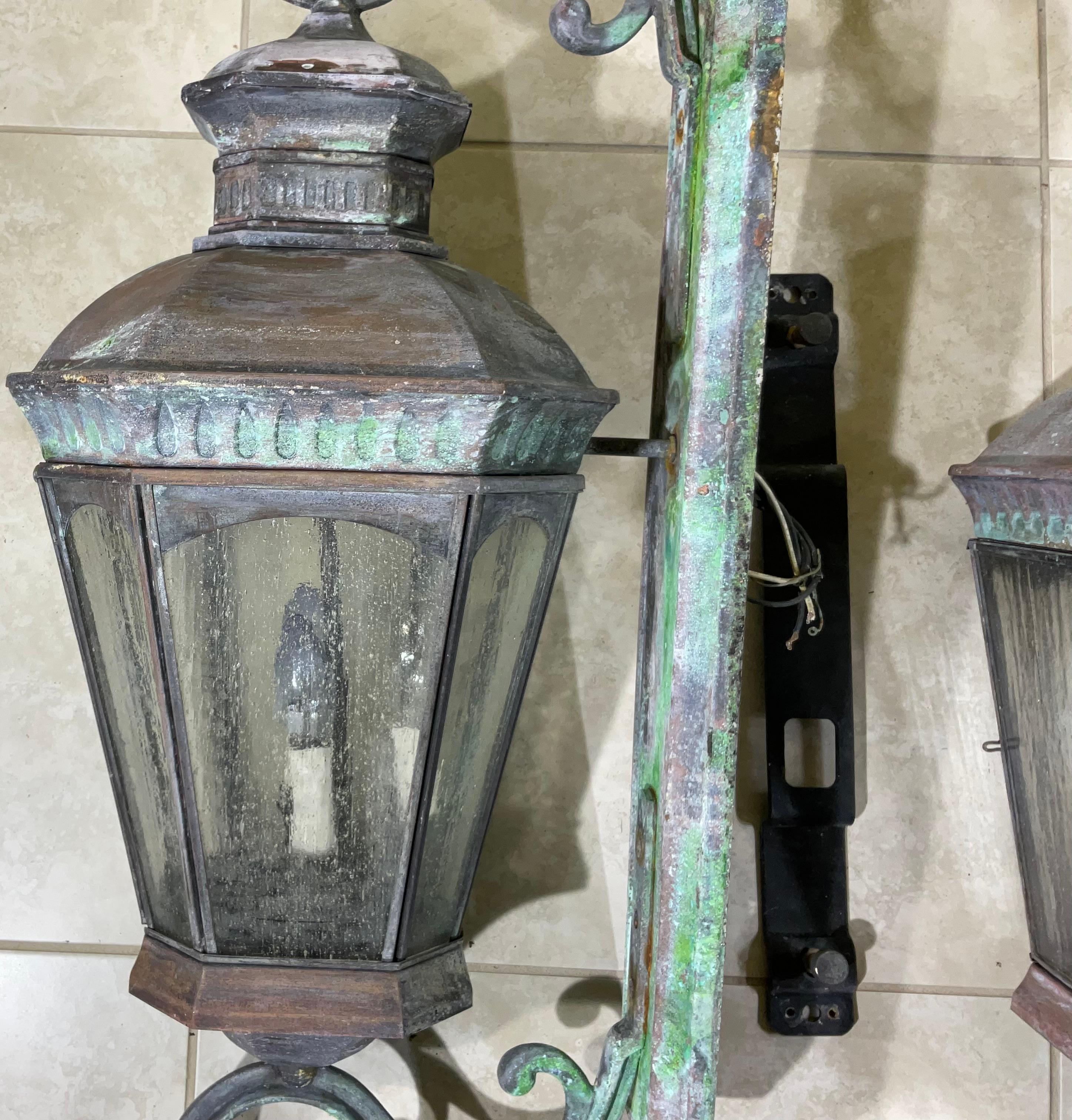 Large Pair of Handcrafted Wall-Mounted Brass Lantern In Good Condition For Sale In Delray Beach, FL