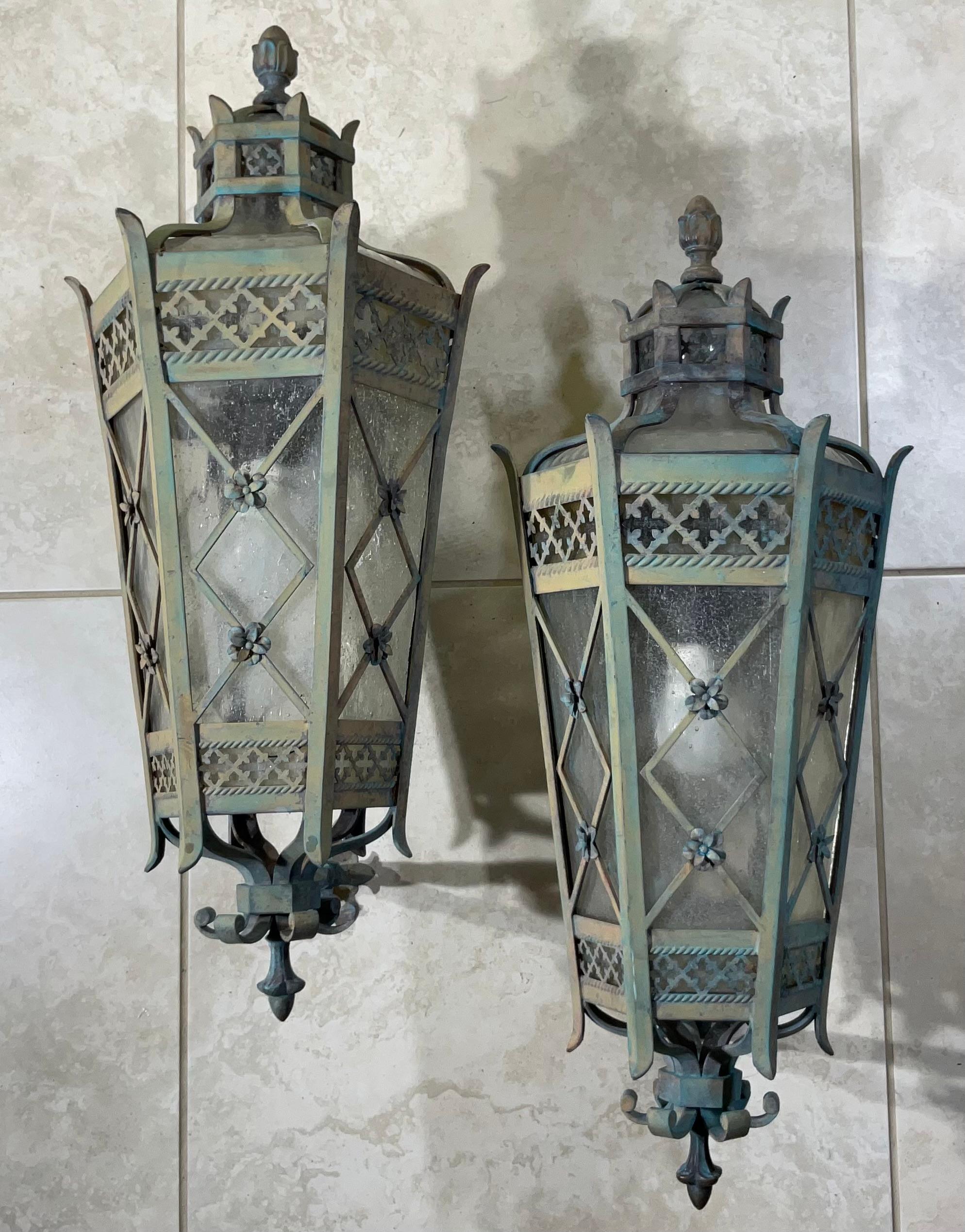 Large Pair of Handcrafted Wall-Mounted Solid Brass Lanterns / Sconces en vente 3