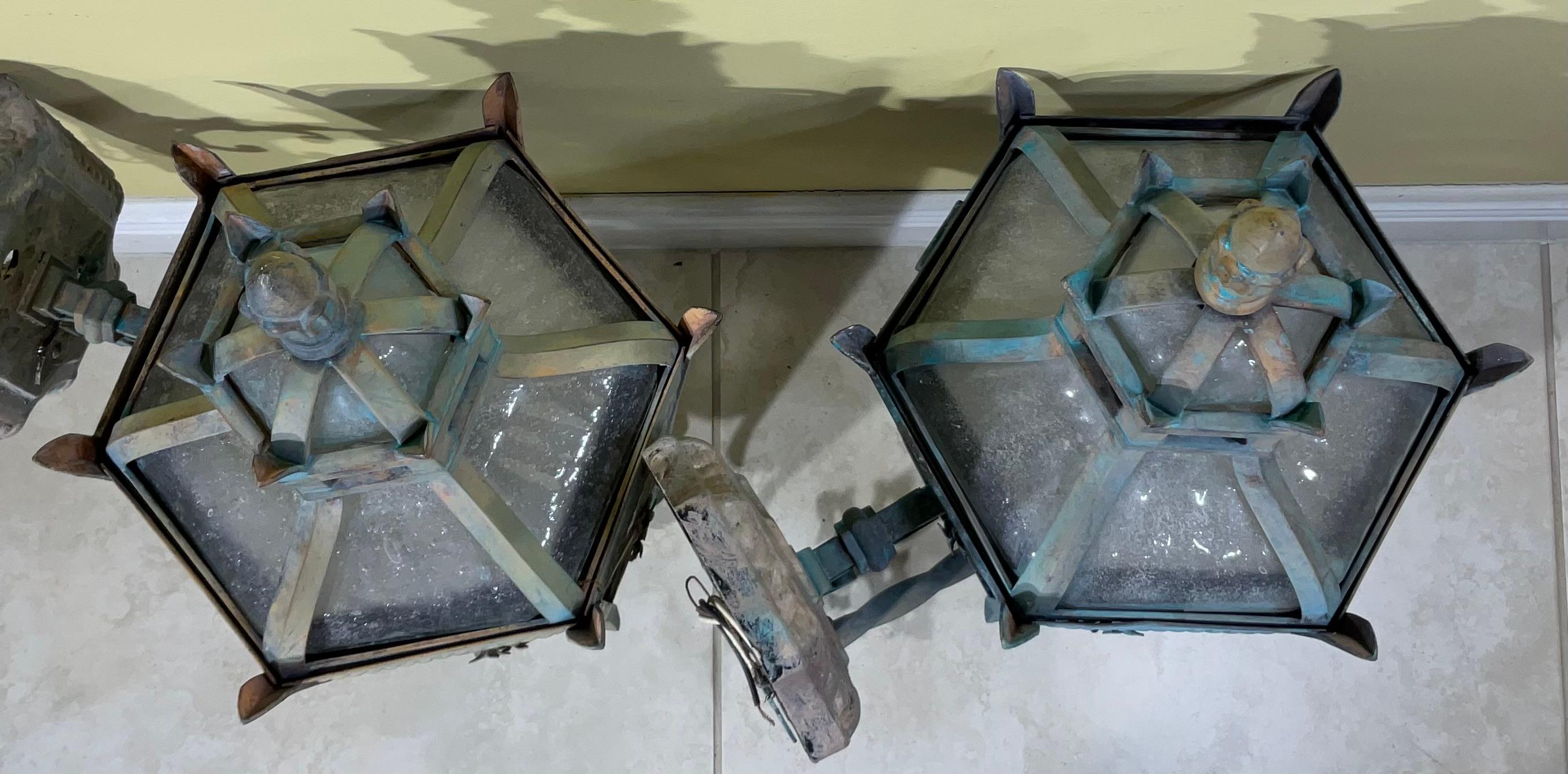Large Pair of Handcrafted Wall-Mounted Solid Brass Lanterns / Sconces en vente 4