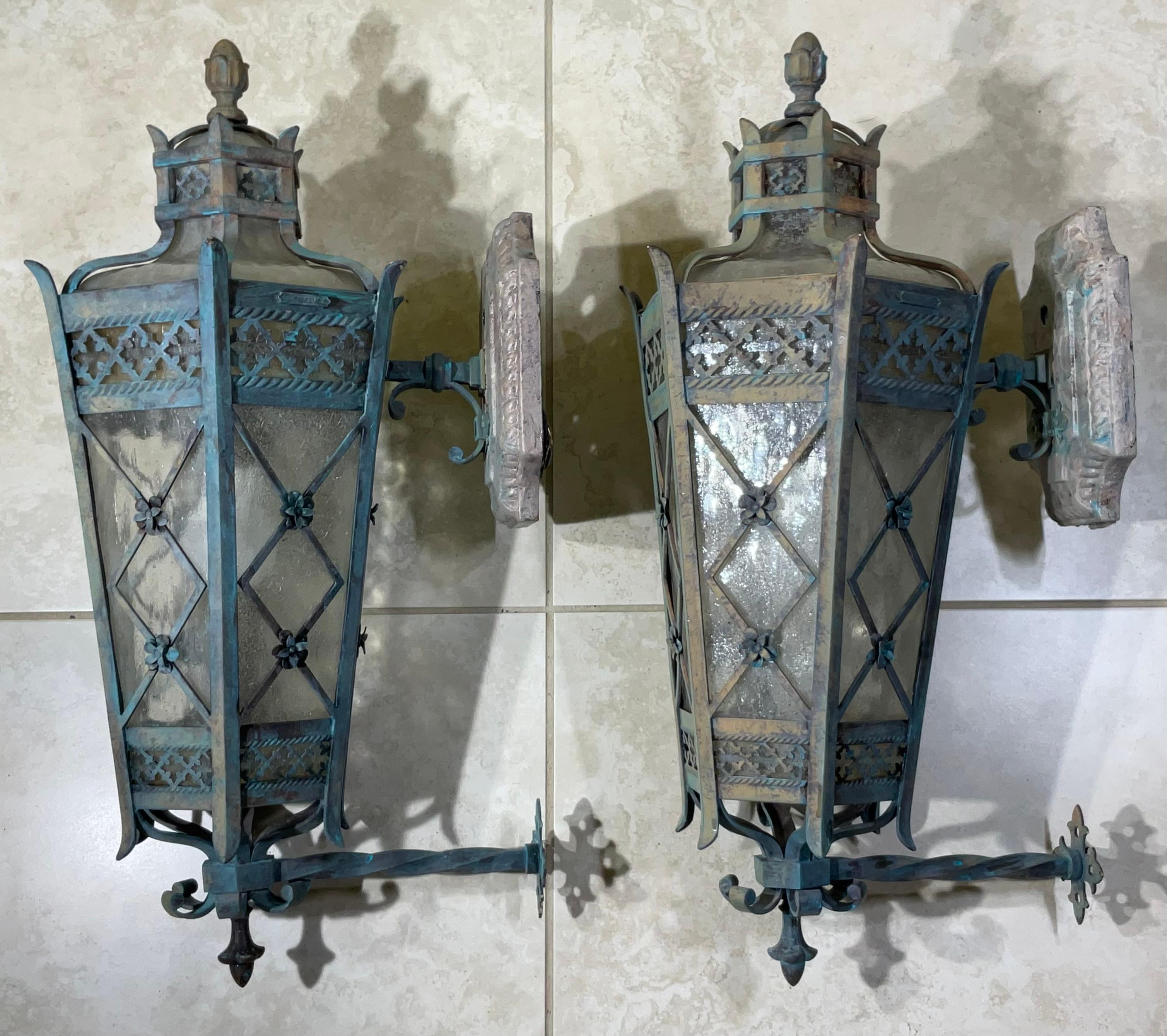 Large Pair of Handcrafted Wall-Mounted Solid Brass Lanterns / Sconces en vente 5
