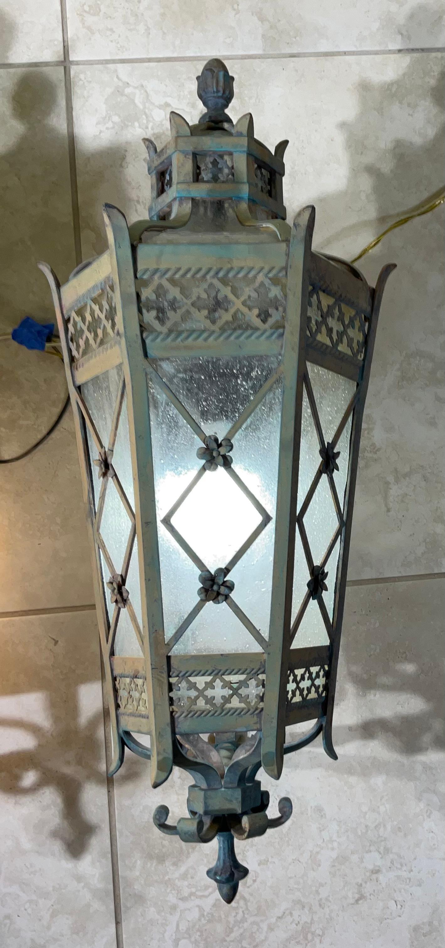 Américain Large Pair of Handcrafted Wall-Mounted Solid Brass Lanterns / Sconces en vente