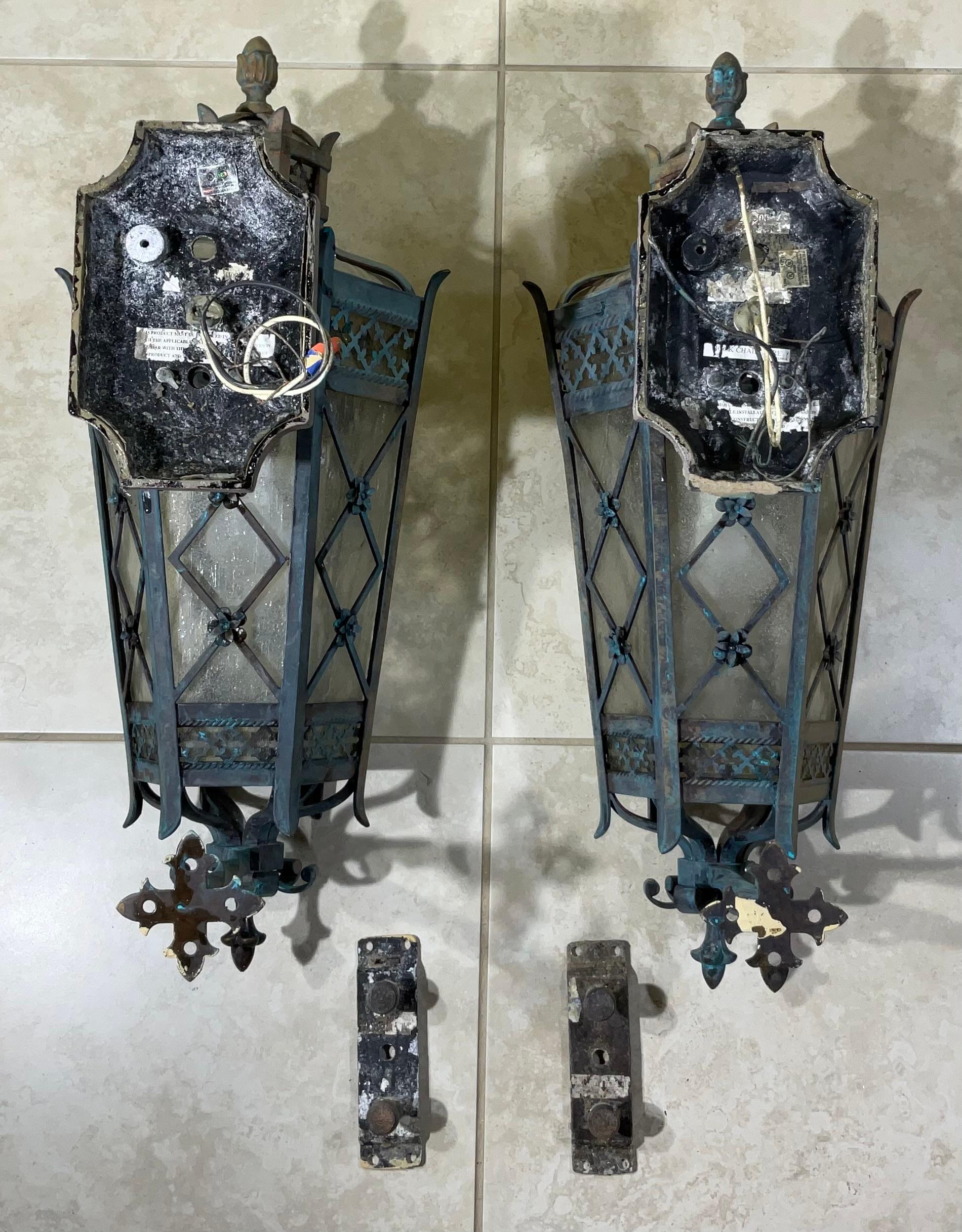 Large Pair of Handcrafted Wall-Mounted Solid Brass Lanterns / Sconces Bon état - En vente à Delray Beach, FL