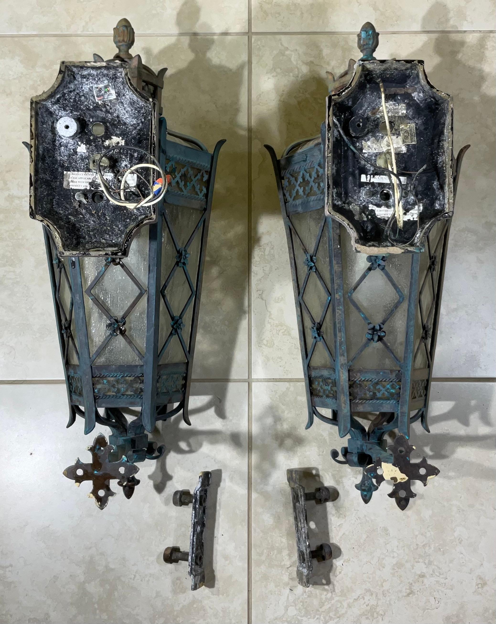20ième siècle Large Pair of Handcrafted Wall-Mounted Solid Brass Lanterns / Sconces en vente