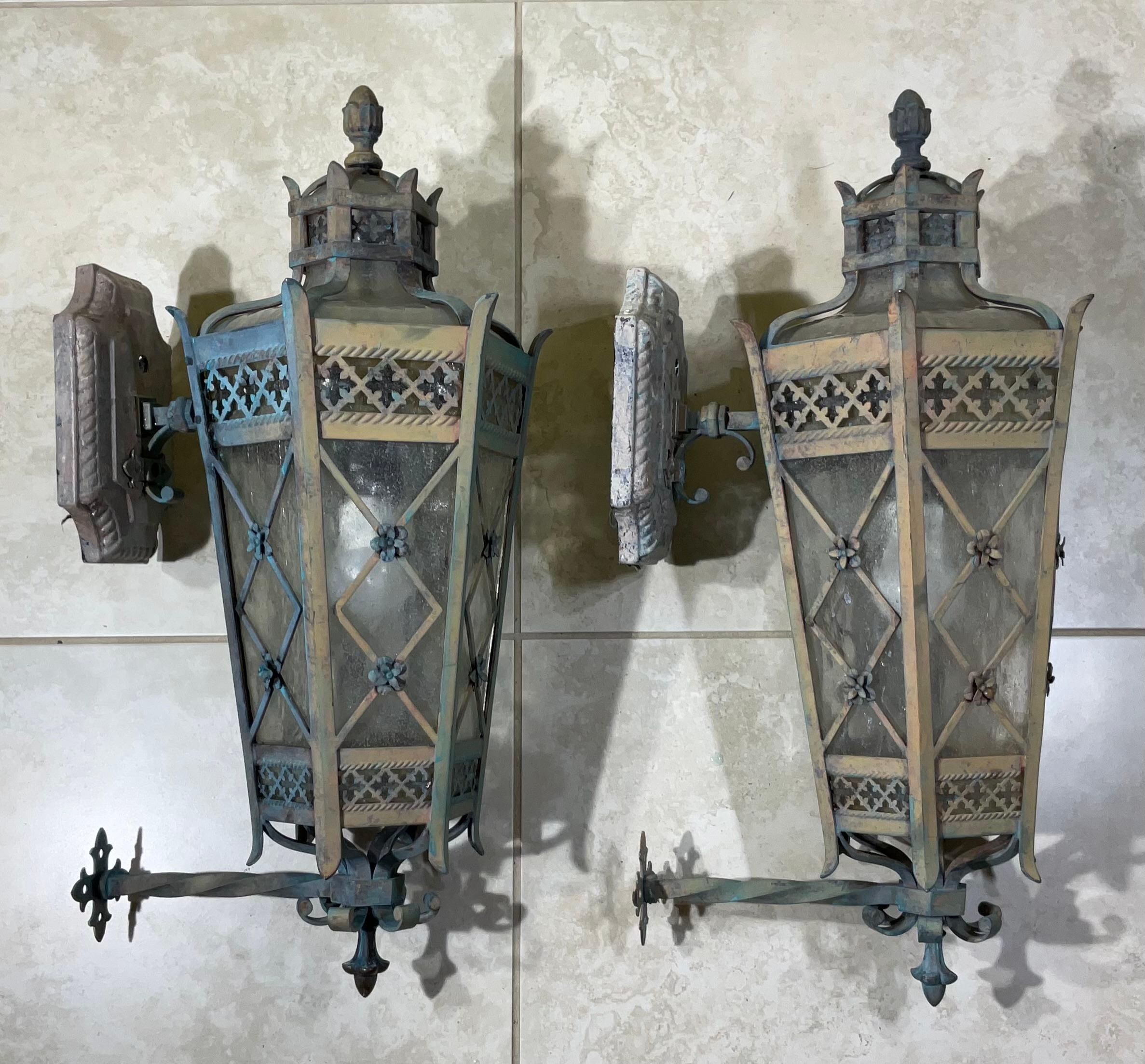 Large Pair of Handcrafted Wall-Mounted Solid Brass Lanterns / Sconces en vente 1
