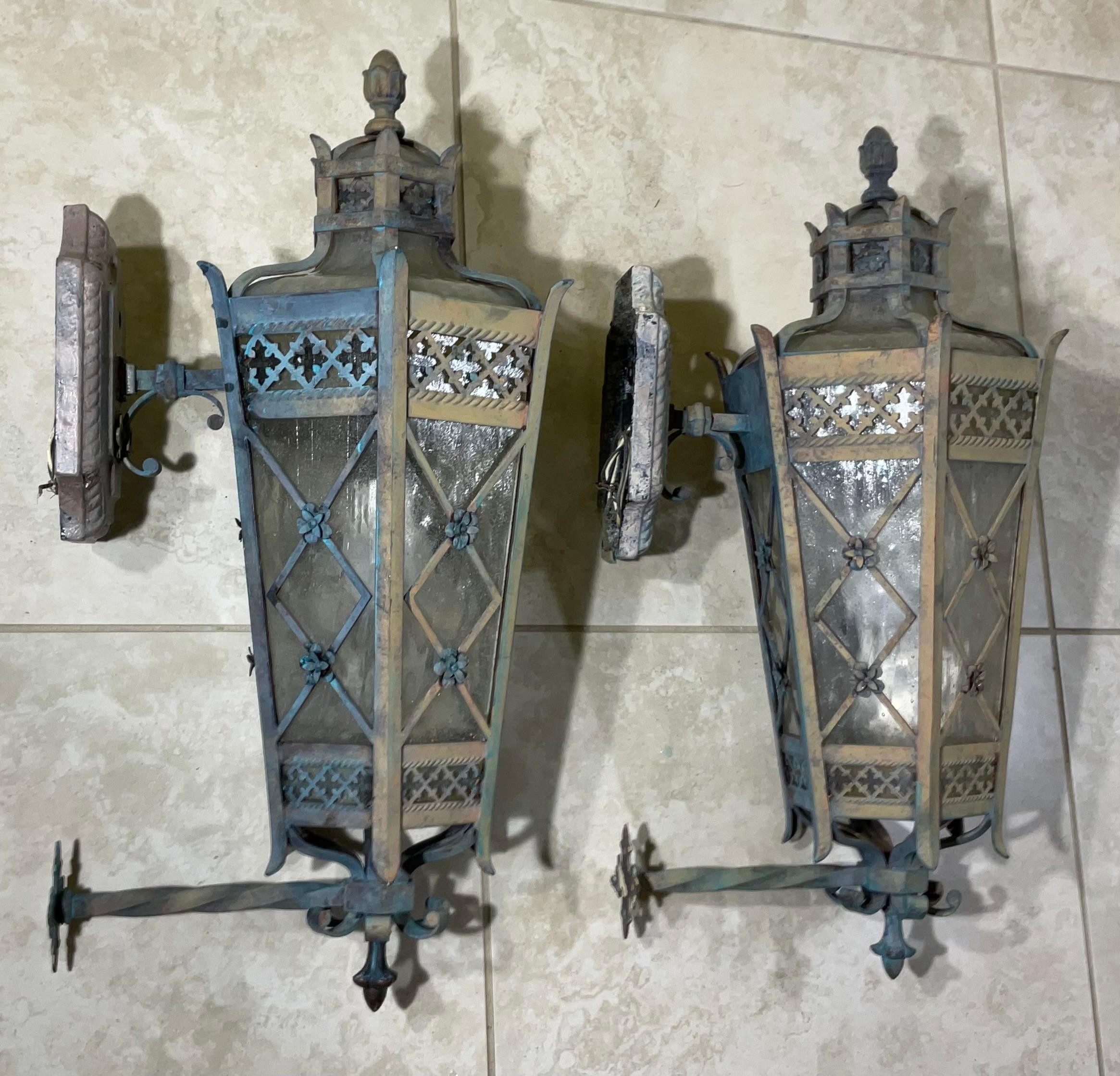 Large Pair of Handcrafted Wall-Mounted Solid Brass Lanterns / Sconces en vente 2