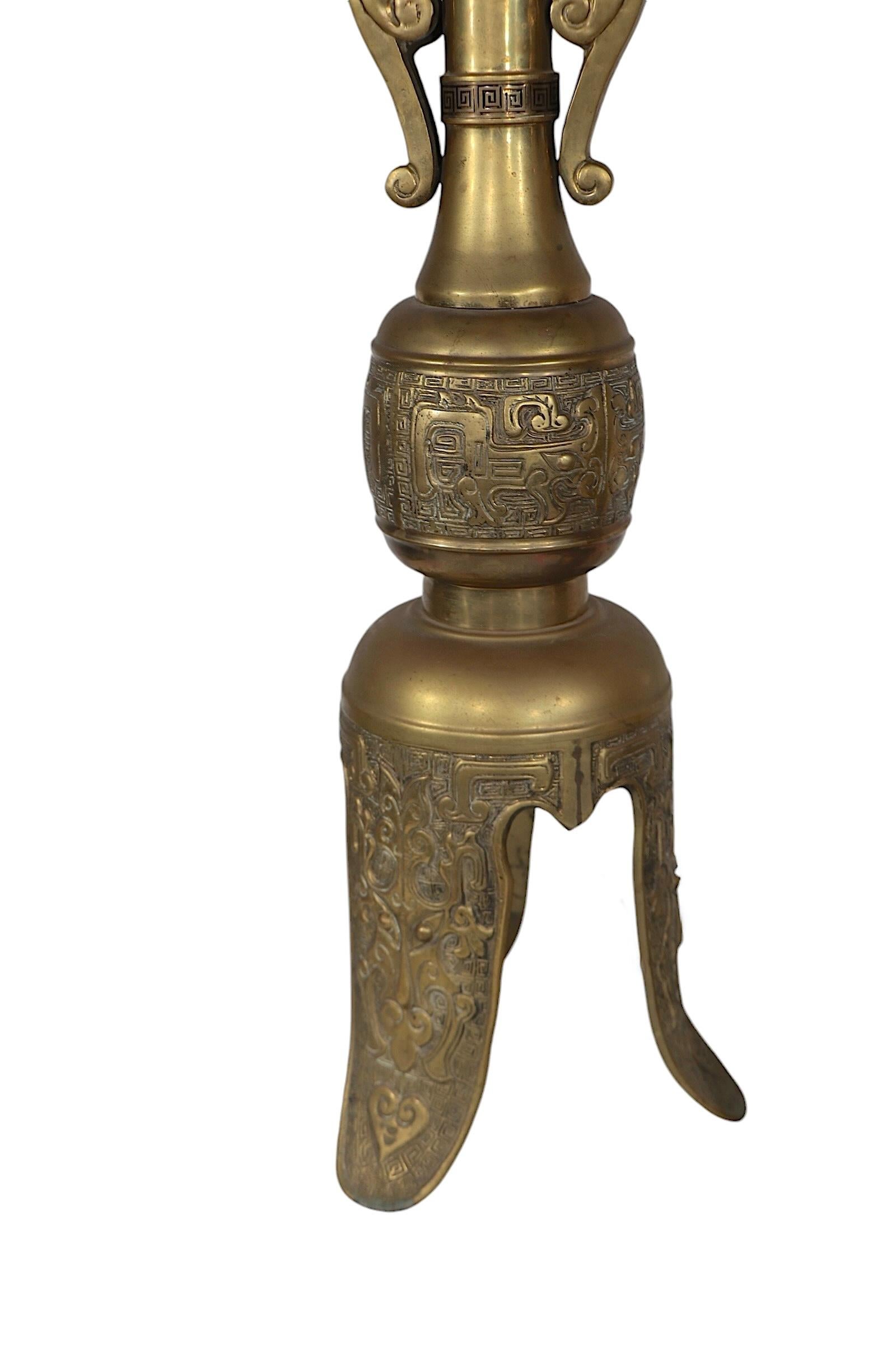 Grande paire de Hollywood Regency  Lampes de table en laiton de style Asian Style par James Mont en vente 4