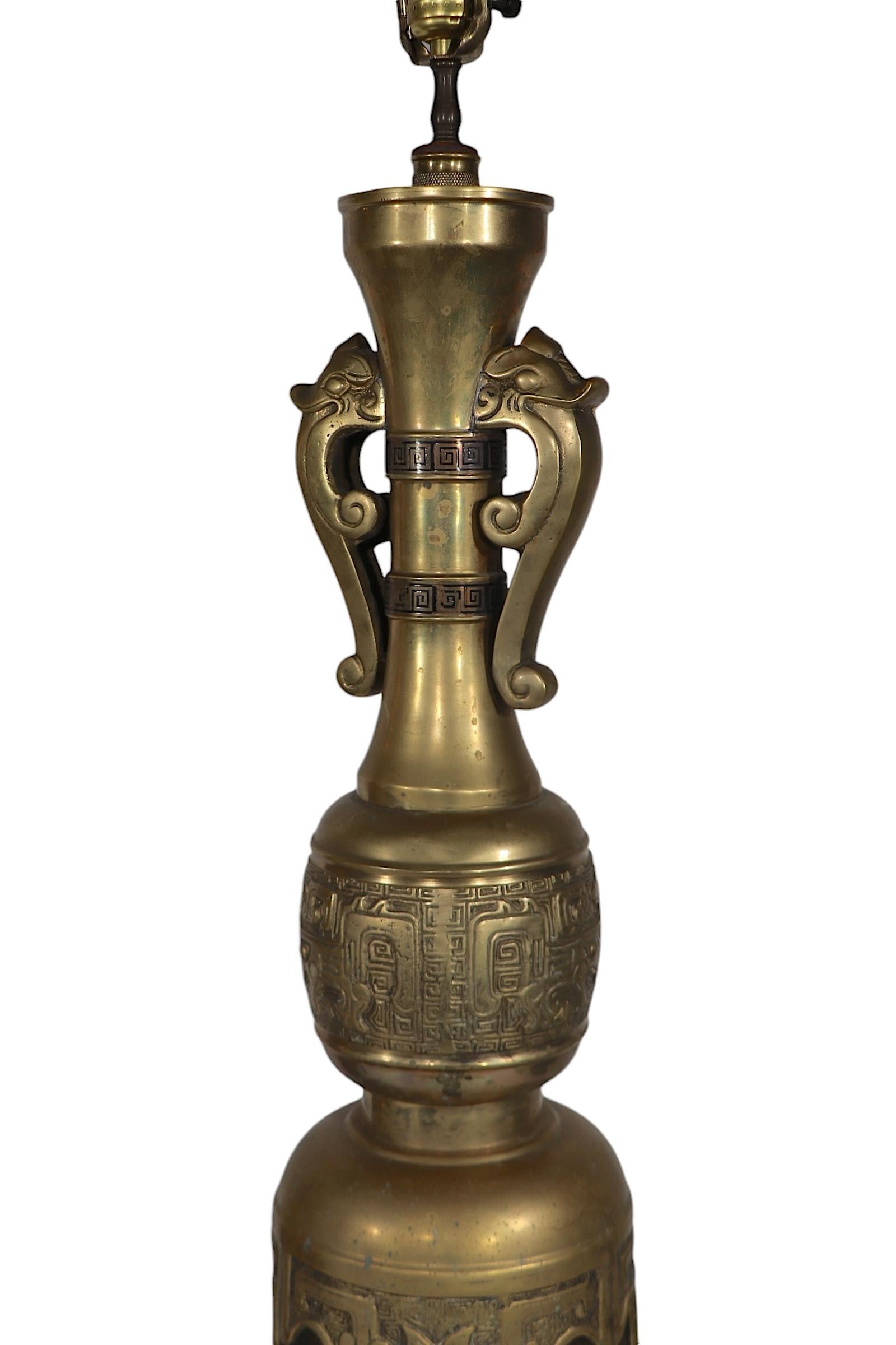 Grande paire de Hollywood Regency  Lampes de table en laiton de style Asian Style par James Mont en vente 5