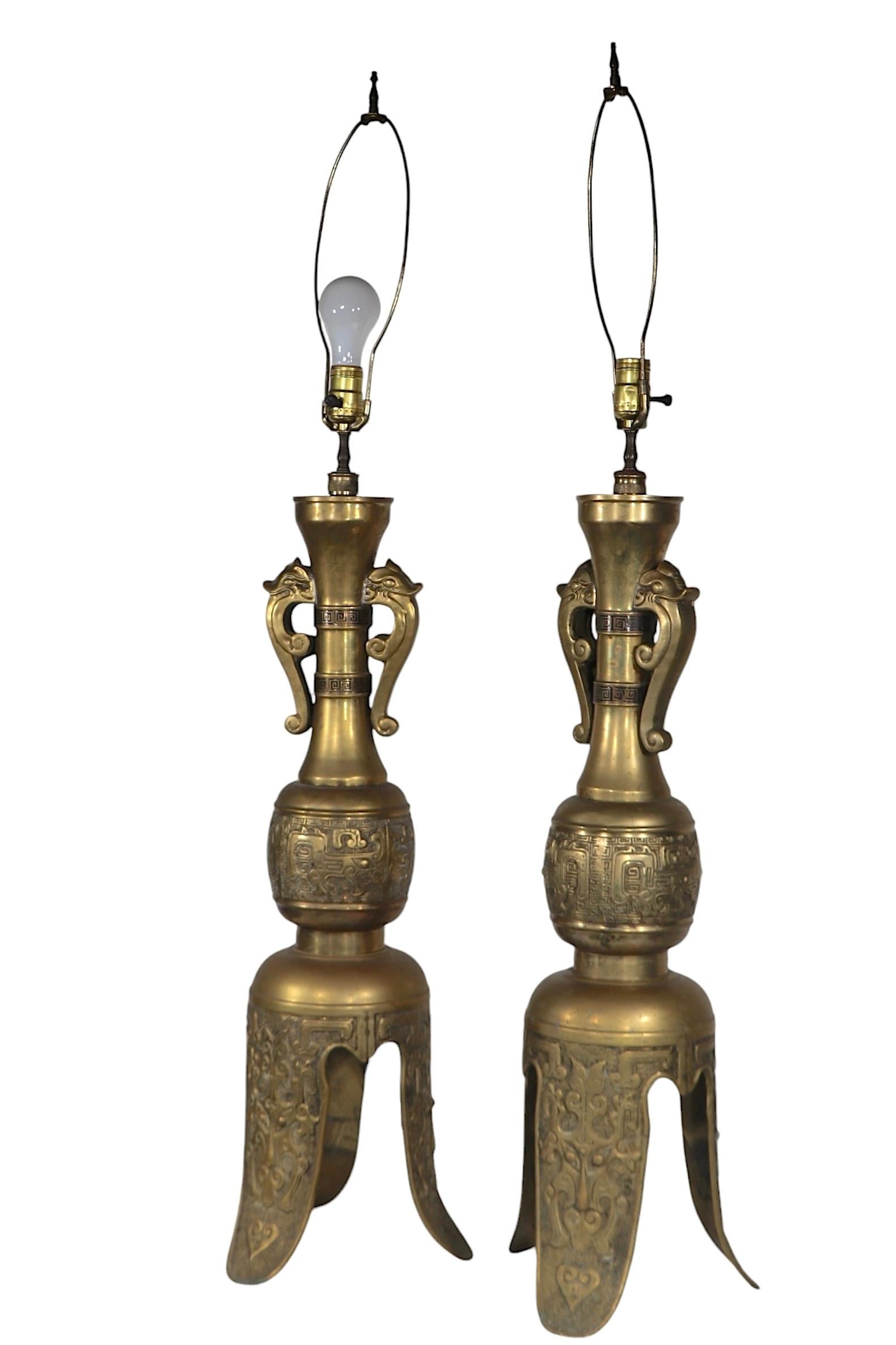 Grande paire de Hollywood Regency  Lampes de table en laiton de style Asian Style par James Mont en vente 6