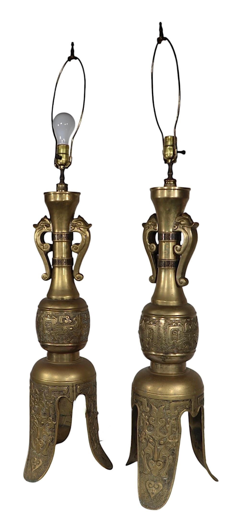 Grande paire de Hollywood Regency  Lampes de table en laiton de style Asian Style par James Mont en vente 7