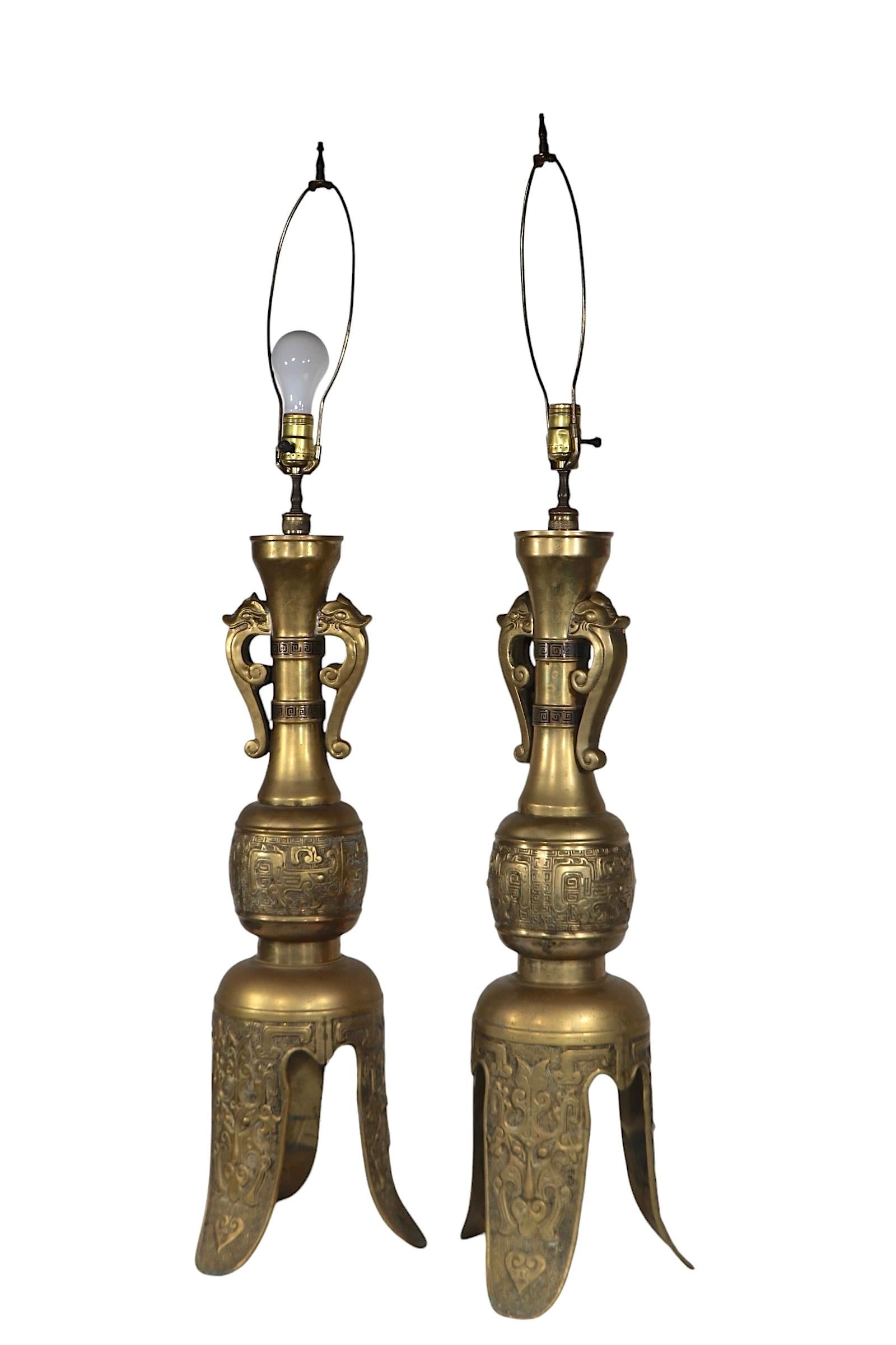 Grande paire de Hollywood Regency  Lampes de table en laiton de style Asian Style par James Mont en vente 8