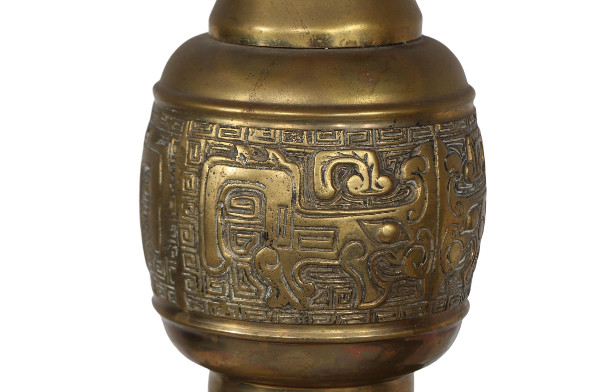 Grande paire de Hollywood Regency  Lampes de table en laiton de style Asian Style par James Mont en vente 9