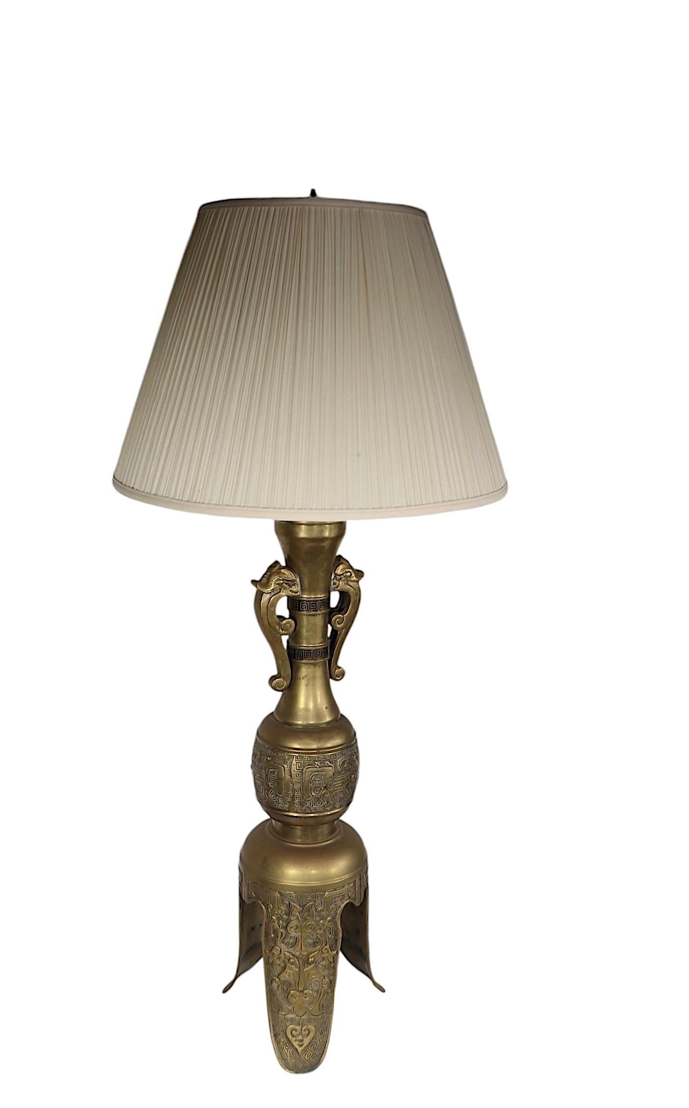 Incroyable paire de lampes de table en laiton d'inspiration asiatique, par James Mont. Les lampes sont en très bon état, d'origine, propres, fonctionnelles et prêtes à l'emploi, ne présentant qu'une légère usure cosmétique, normale et conforme à