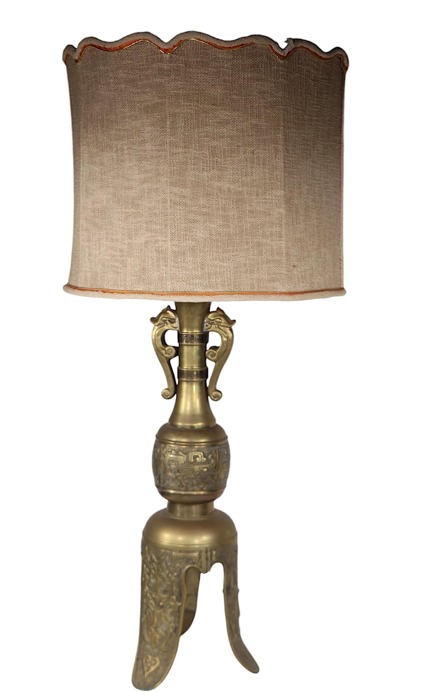 Grande paire de Hollywood Regency  Lampes de table en laiton de style Asian Style par James Mont Bon état - En vente à New York, NY