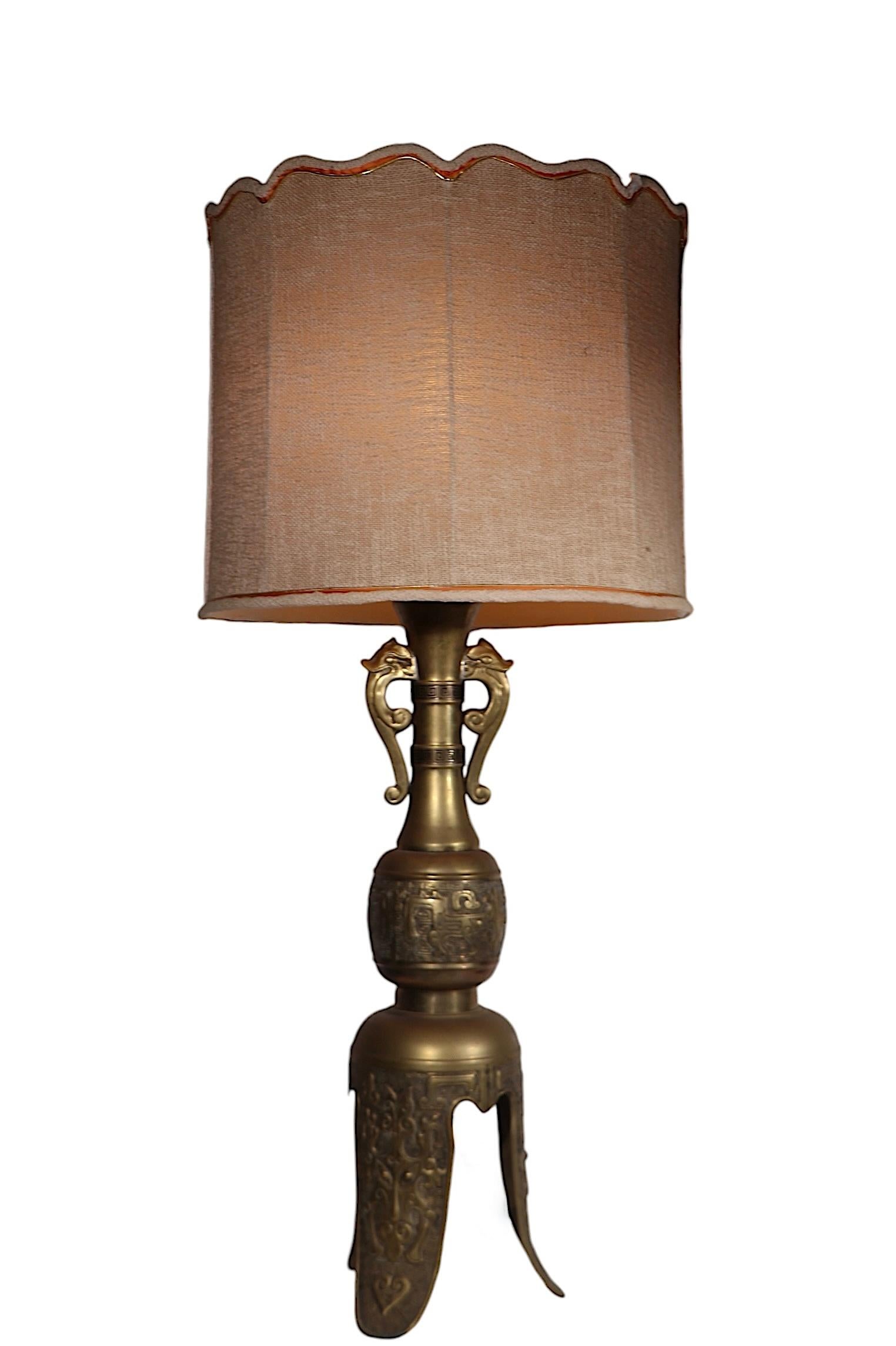 20ième siècle Grande paire de Hollywood Regency  Lampes de table en laiton de style Asian Style par James Mont en vente