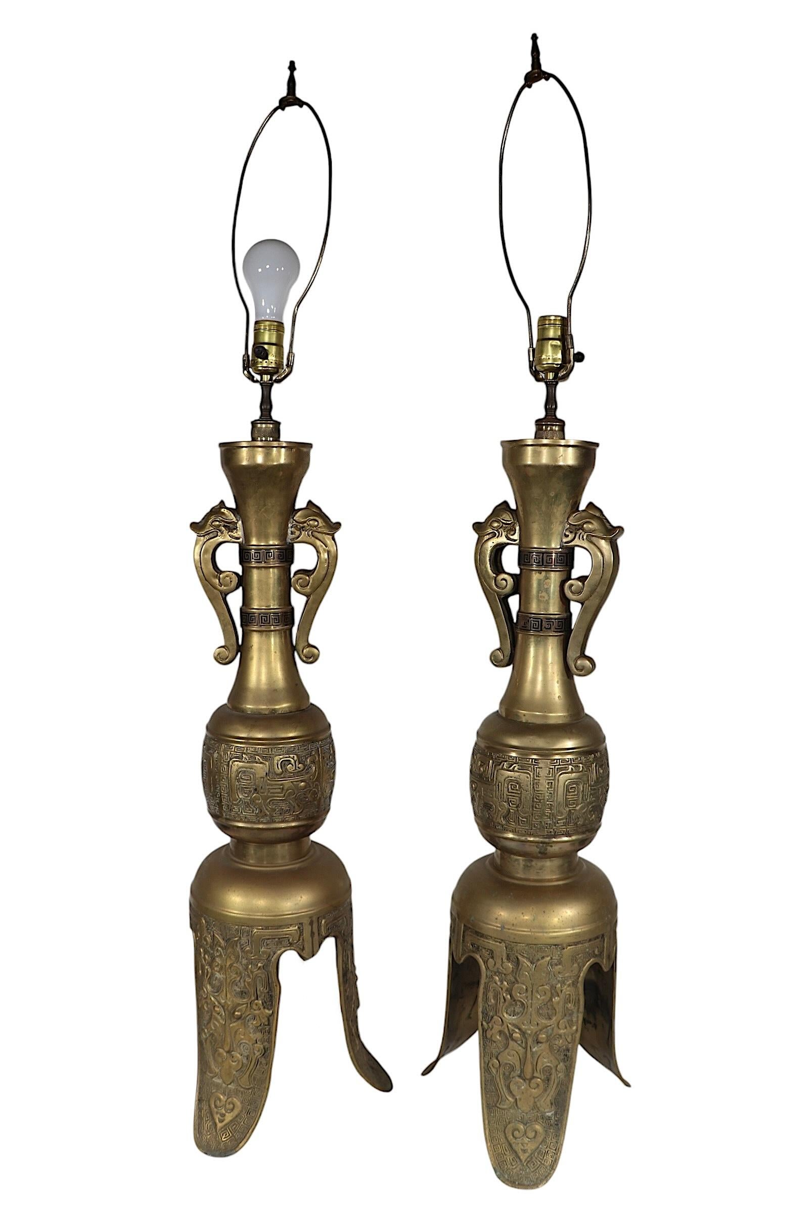 Laiton Grande paire de Hollywood Regency  Lampes de table en laiton de style Asian Style par James Mont en vente