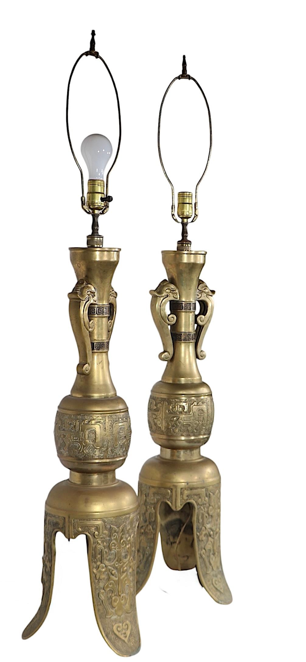Grande paire de Hollywood Regency  Lampes de table en laiton de style Asian Style par James Mont en vente 2